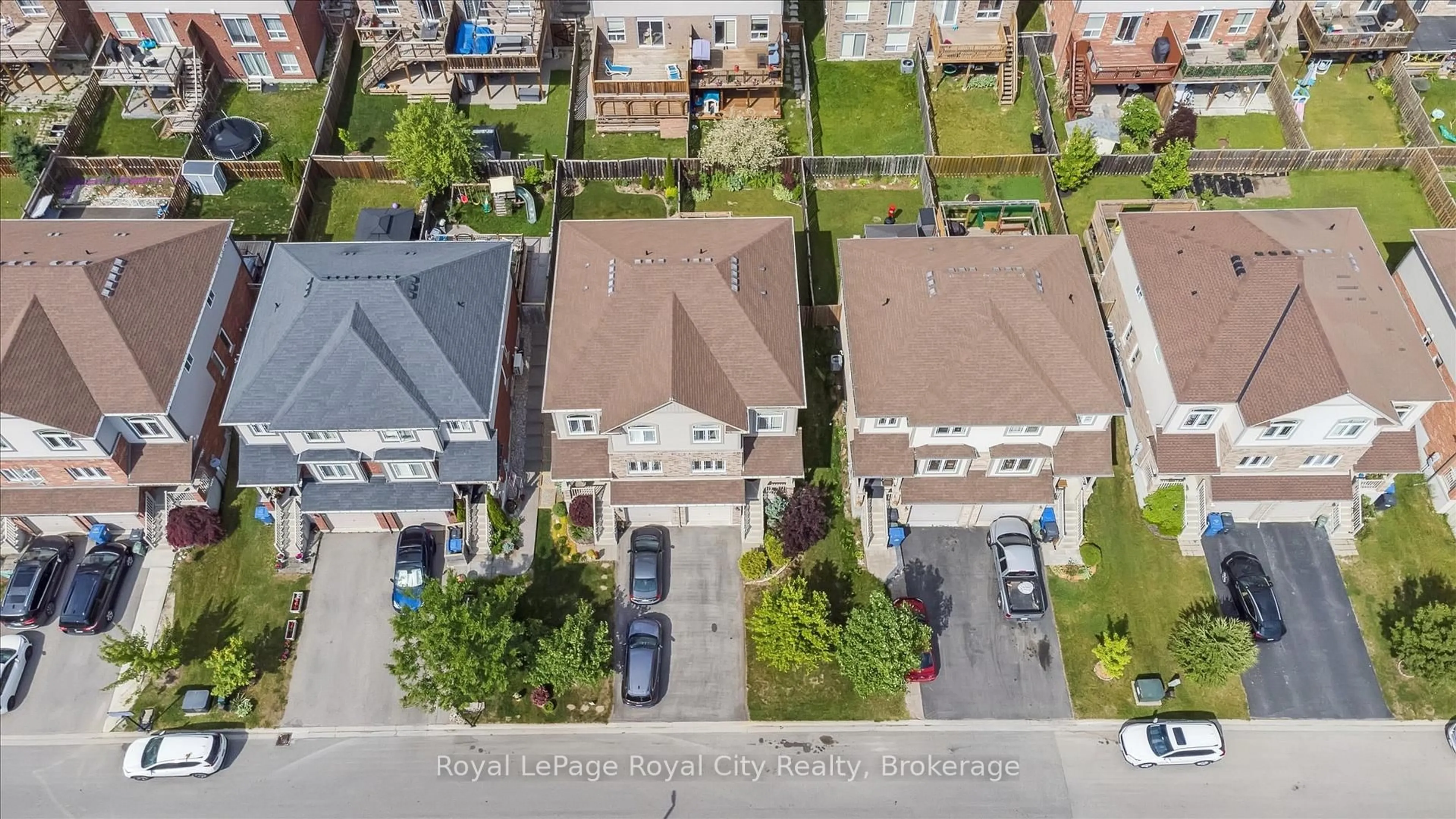 A pic from outside/outdoor area/front of a property/back of a property/a pic from drone, street for 31 Oakes Cres, Guelph Ontario N1E 0J6
