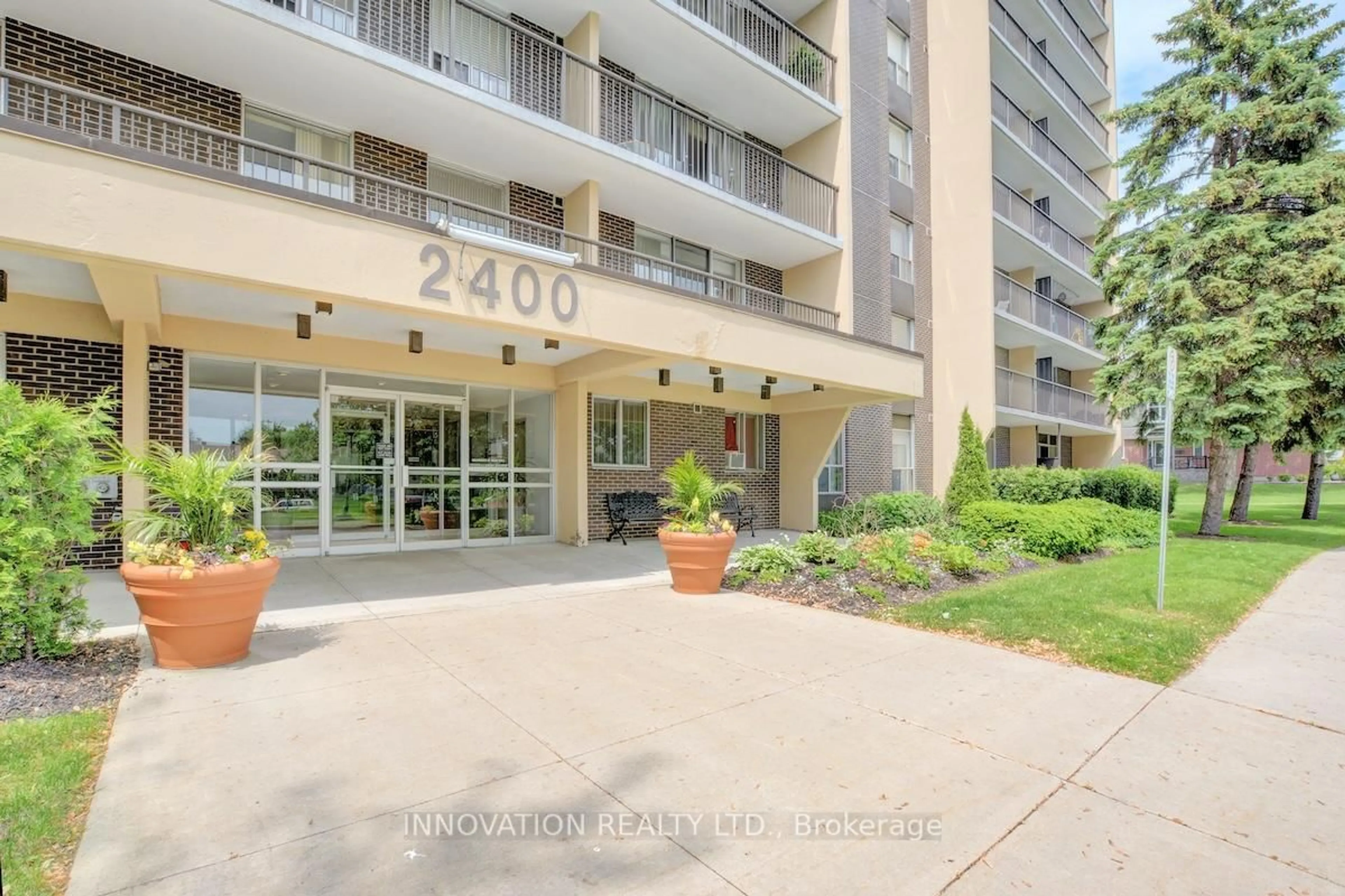 Indoor foyer for 2400 Virginia Dr #807, Ottawa Ontario K1H 8L3