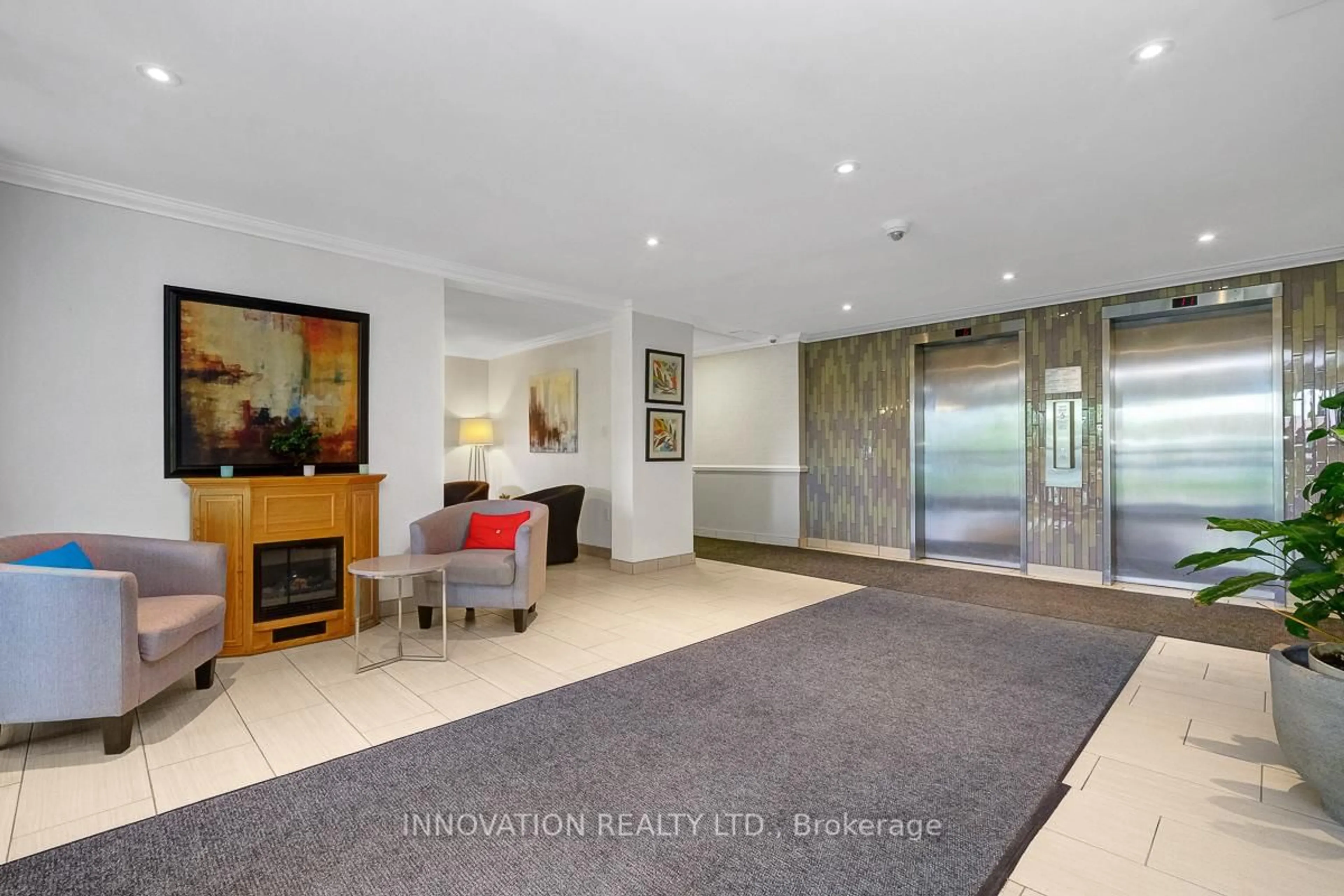 Indoor foyer for 2400 Virginia Dr #807, Ottawa Ontario K1H 8L3