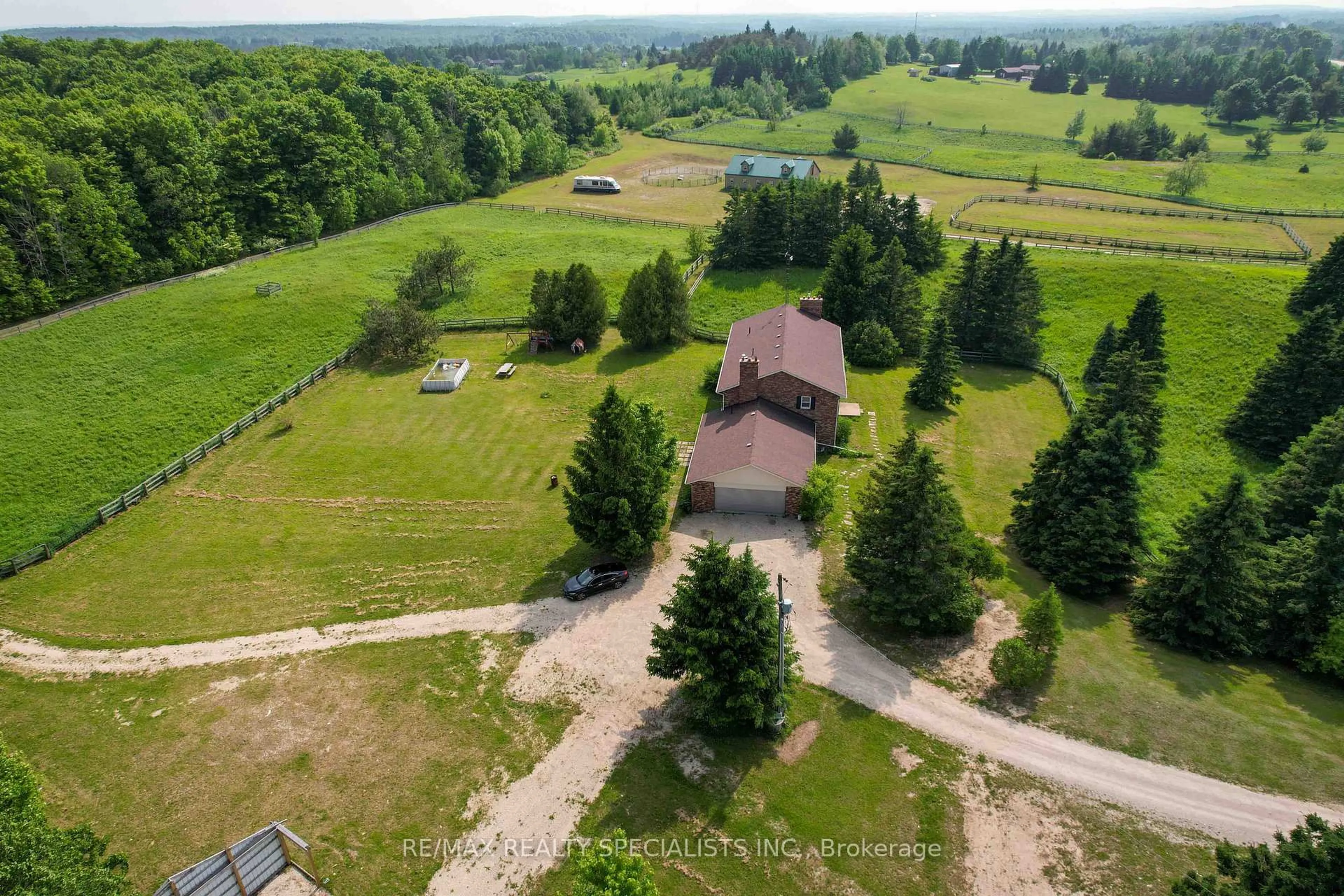 A pic from outside/outdoor area/front of a property/back of a property/a pic from drone, unknown for 427194 25th Sdrd, Mono Ontario L9V 1E6