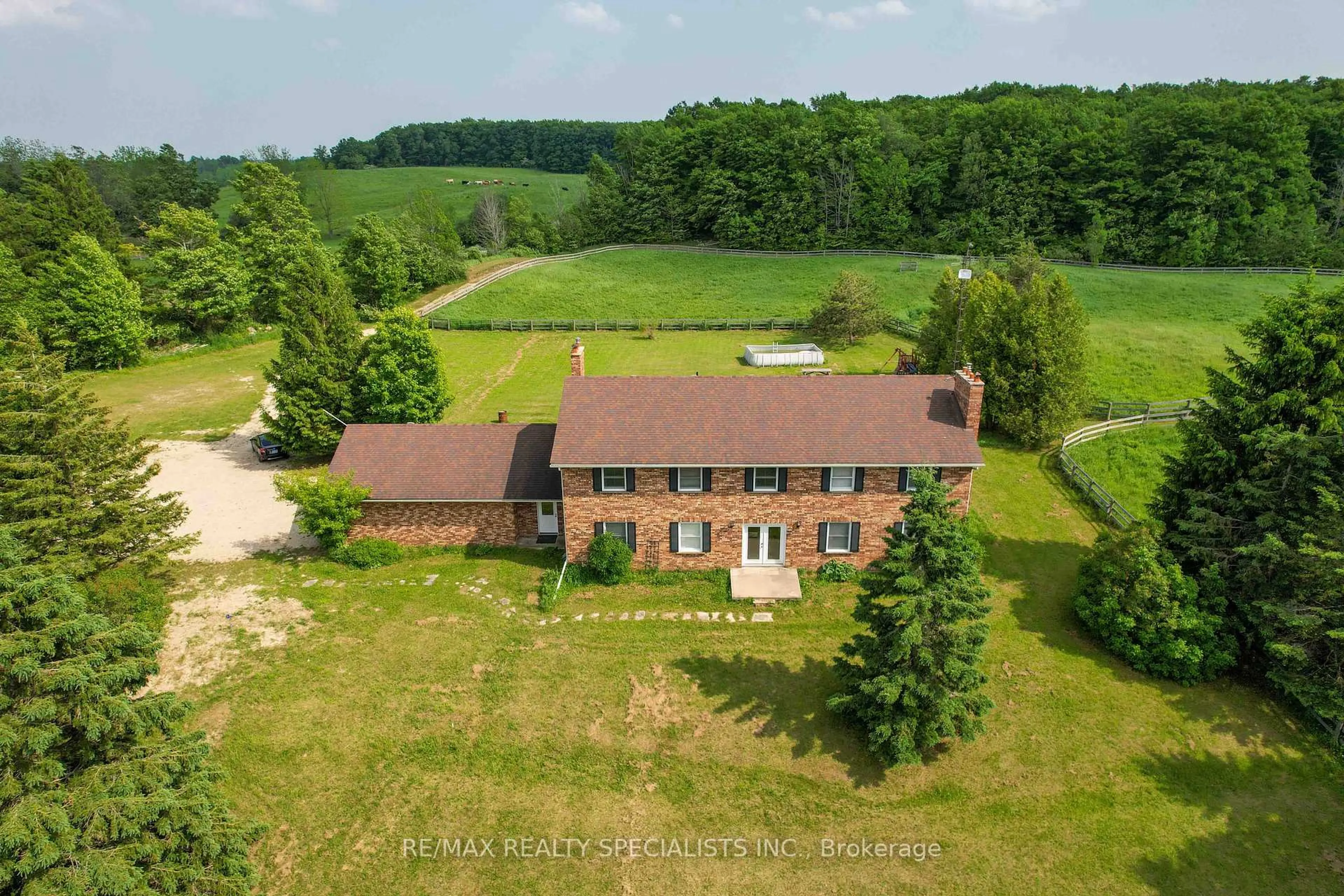 A pic from outside/outdoor area/front of a property/back of a property/a pic from drone, unknown for 427194 25th Sdrd, Mono Ontario L9V 1E6