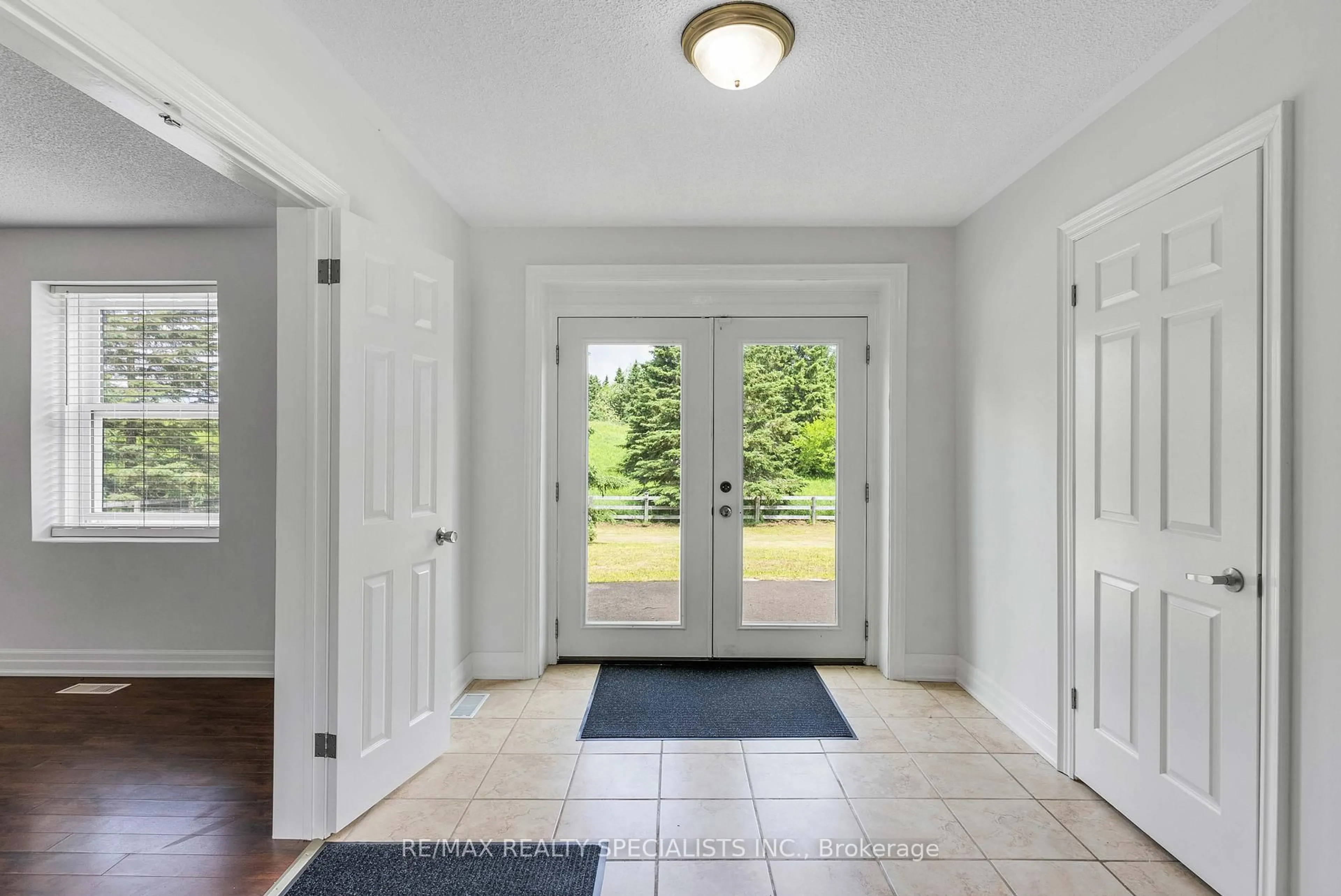 Indoor entryway for 427194 25th Sdrd, Mono Ontario L9V 1E6