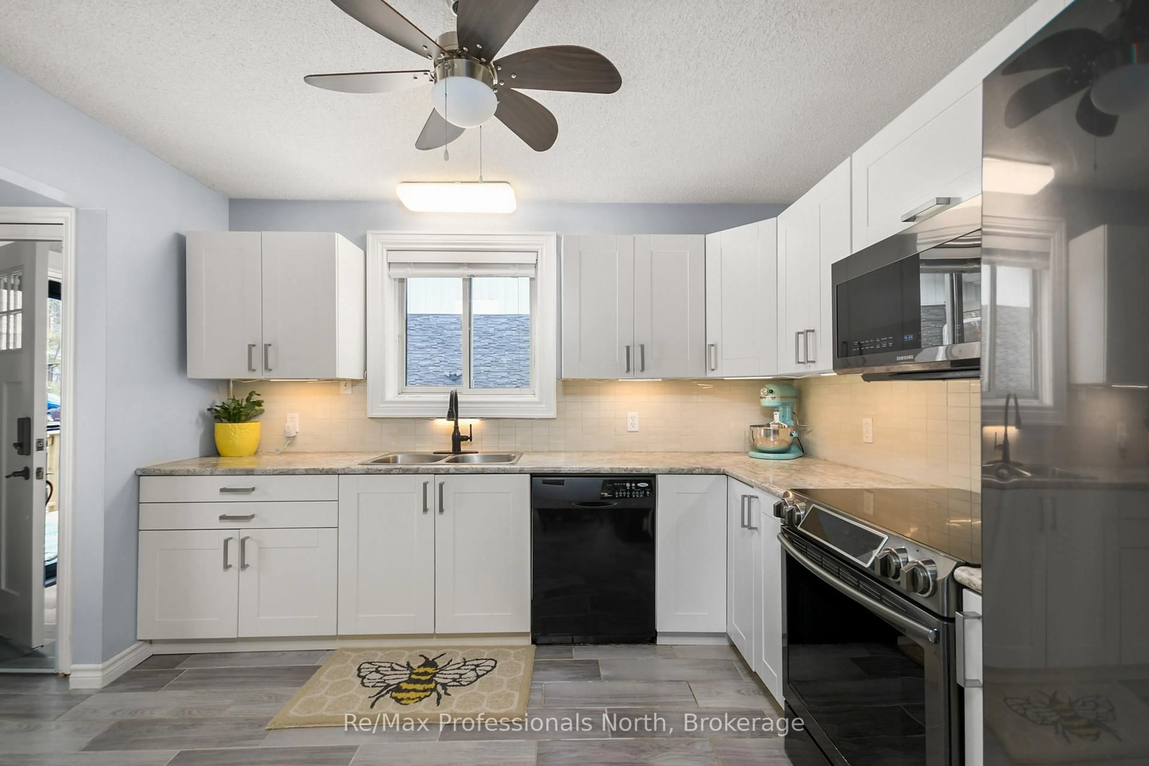 Standard kitchen, ceramic/tile floor for 180 FERNWOOD Dr, Gravenhurst Ontario P1P 1P4