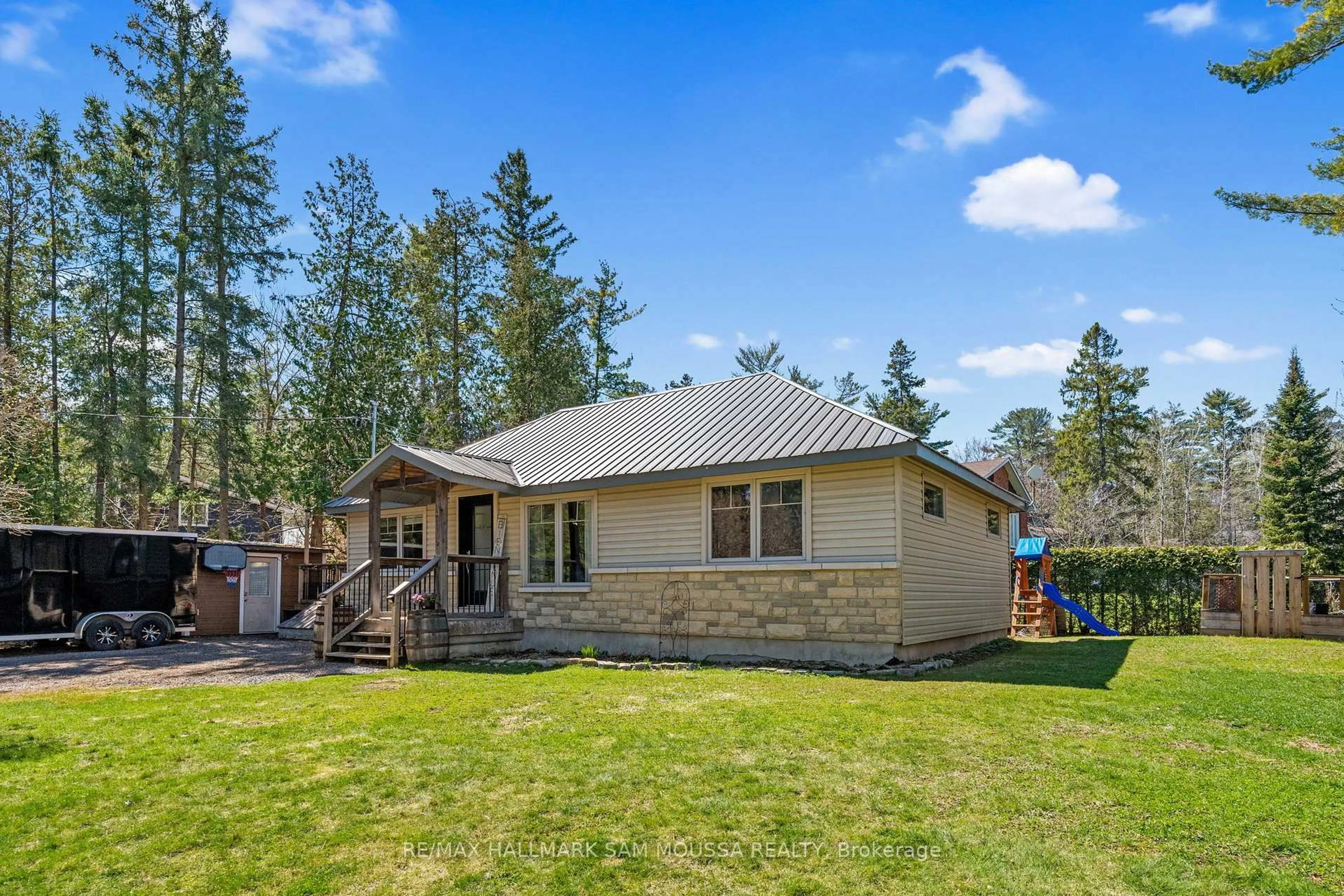 Home with vinyl exterior material, unknown for 107 Farm Lane, Ottawa Ontario K0A 1T0