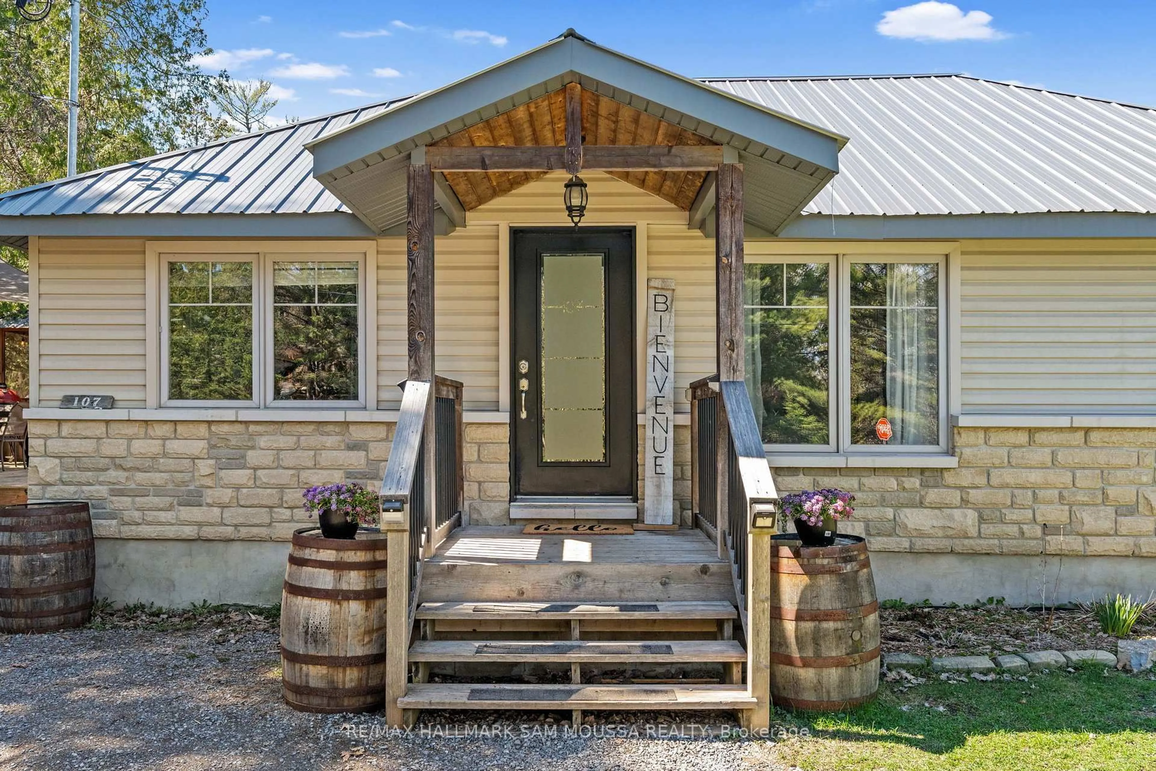 Indoor entryway for 107 Farm Lane, Ottawa Ontario K0A 1T0