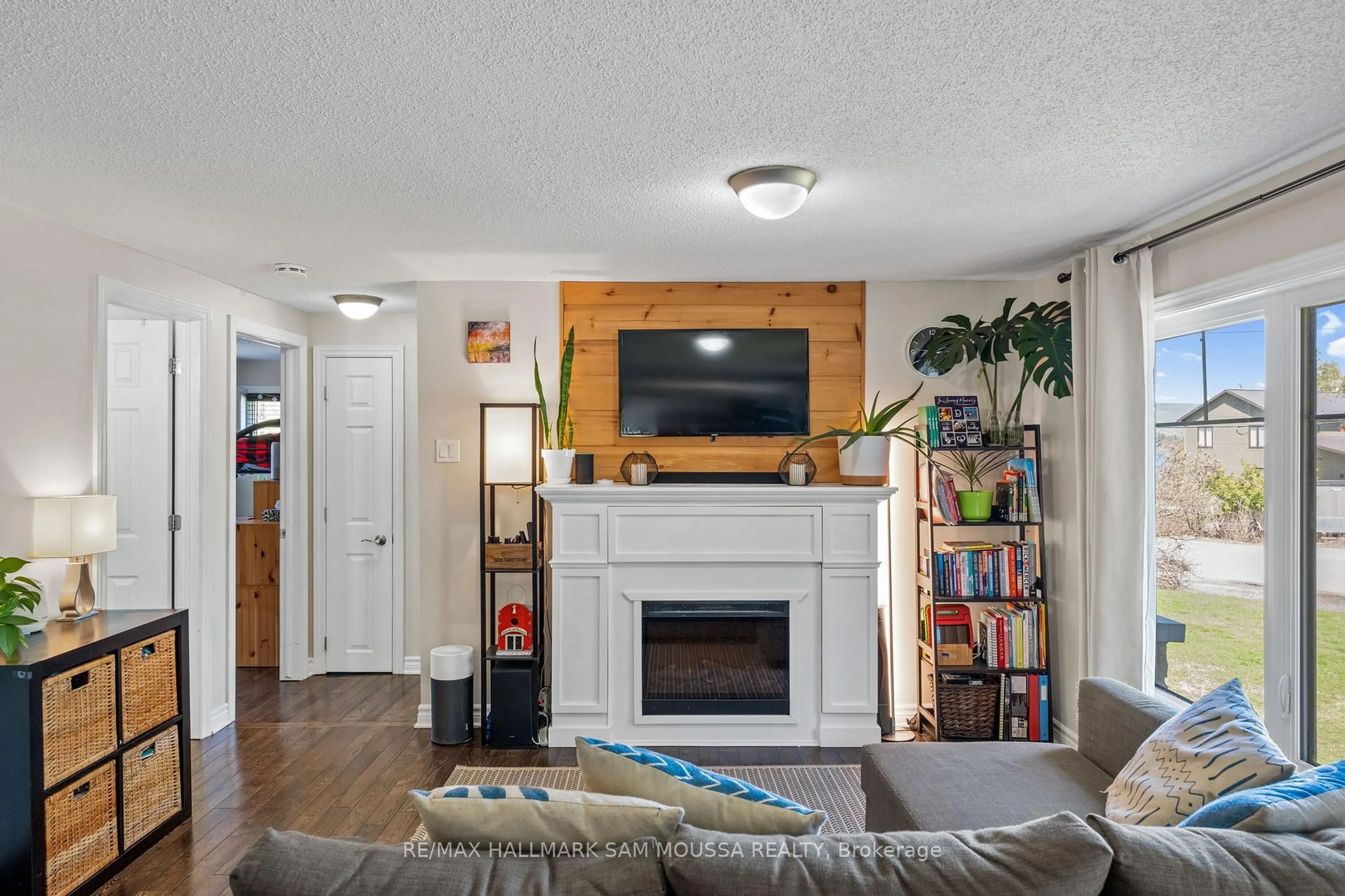 Living room with furniture, wood/laminate floor for 107 Farm Lane, Ottawa Ontario K0A 1T0