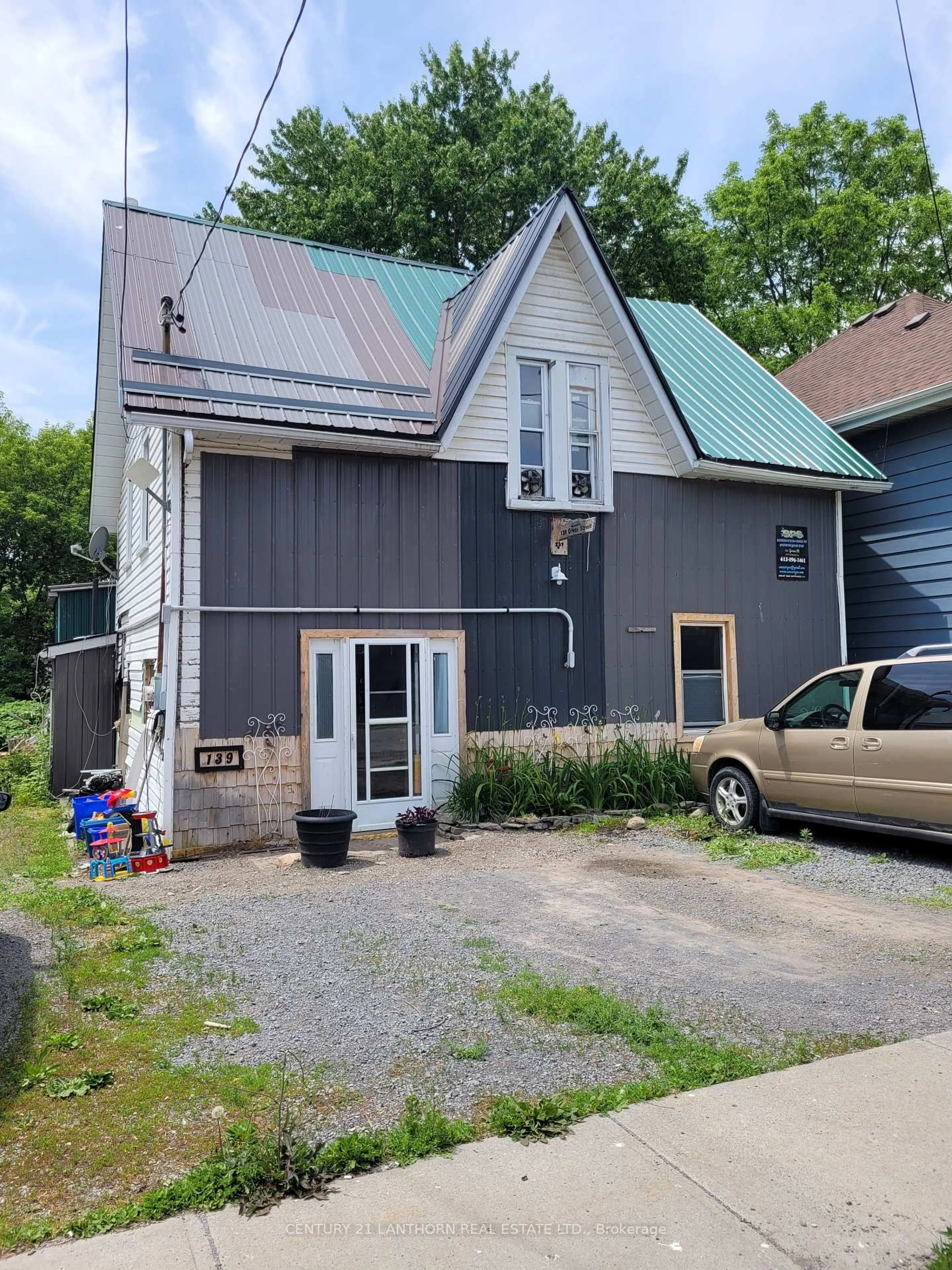 A pic from outside/outdoor area/front of a property/back of a property/a pic from drone, street for 139 Green St, Deseronto Ontario K0K 1X0