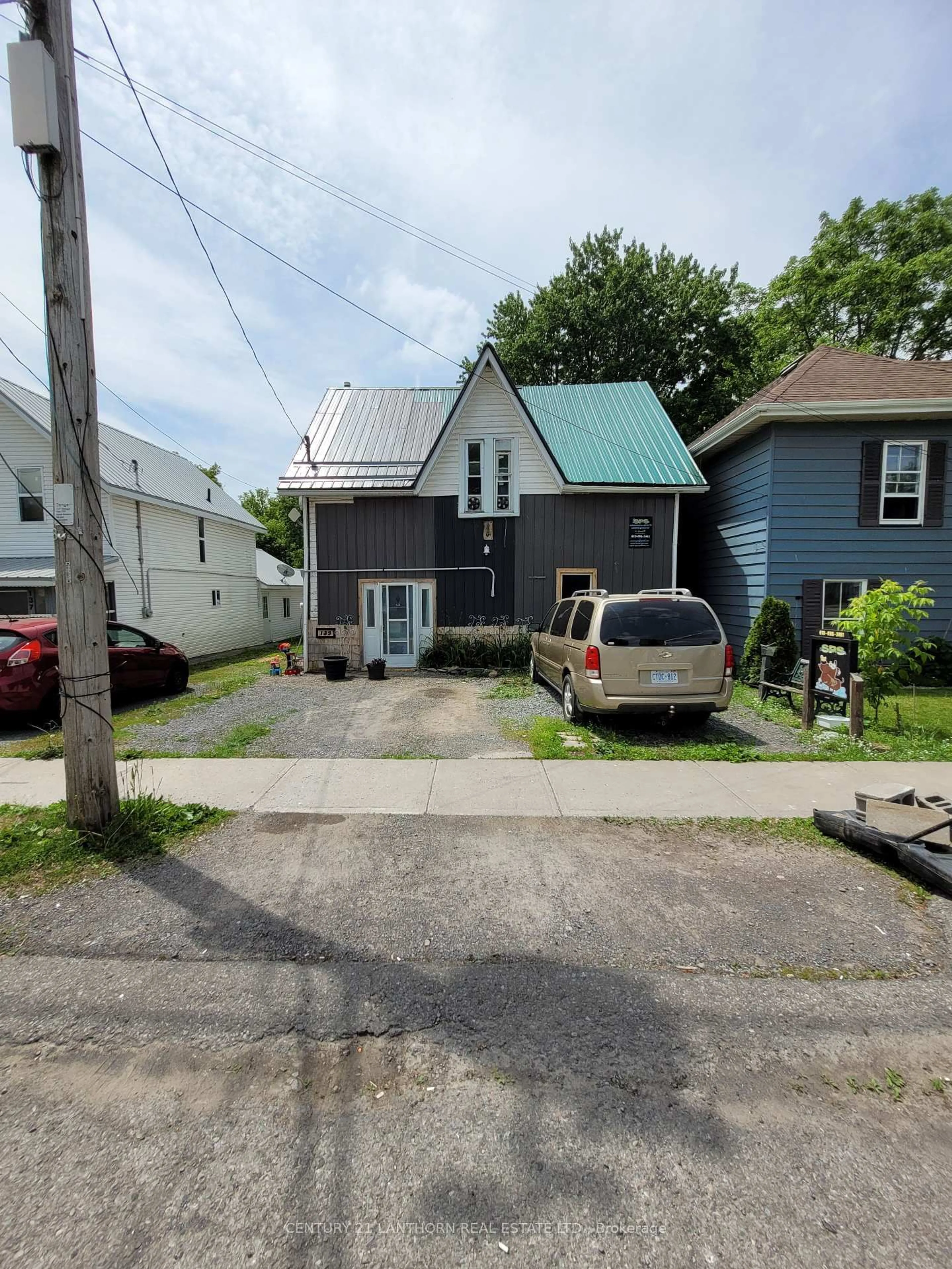 A pic from outside/outdoor area/front of a property/back of a property/a pic from drone, street for 139 Green St, Deseronto Ontario K0K 1X0