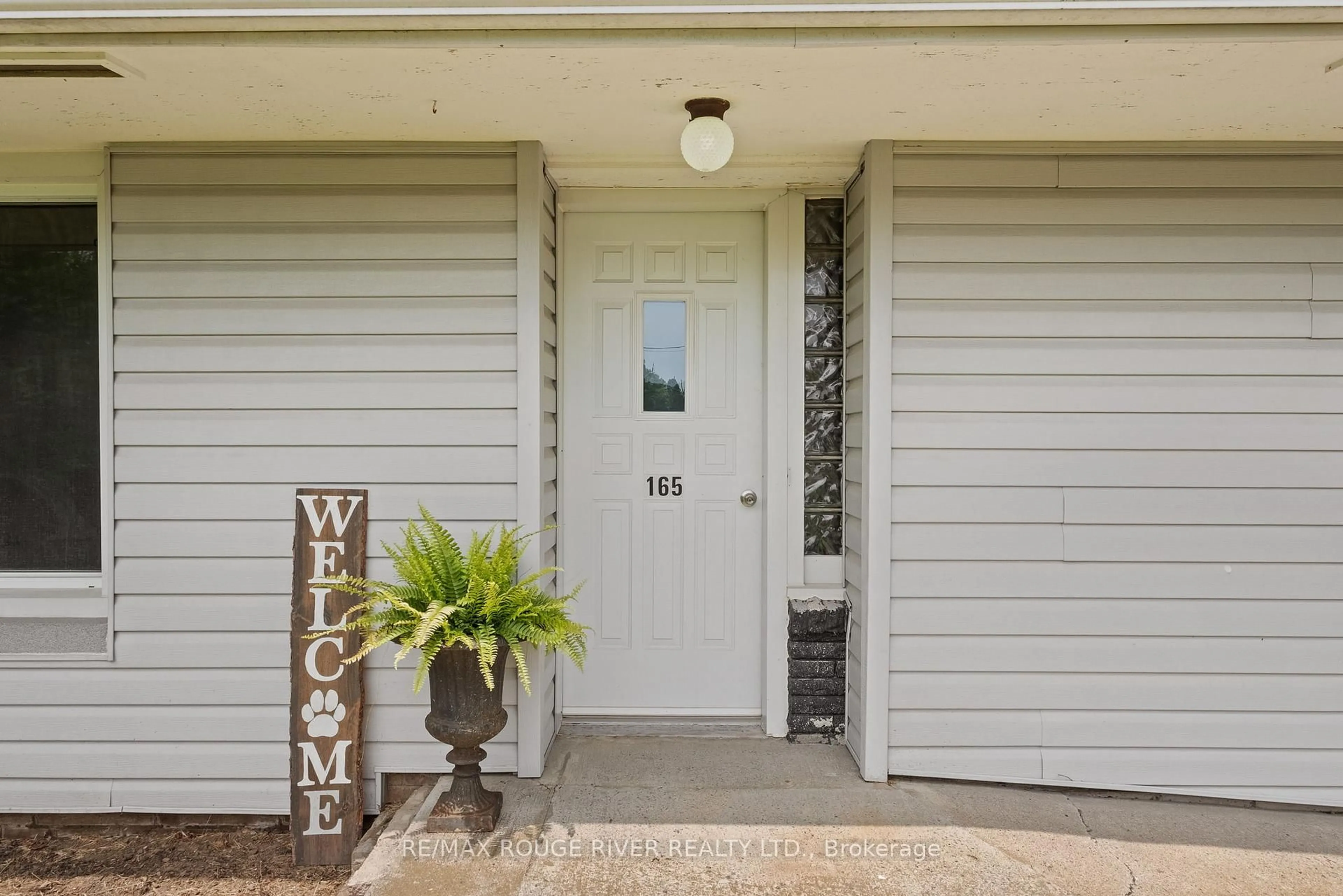 Indoor entryway for 165 King St, Cramahe Ontario K0K 1S0