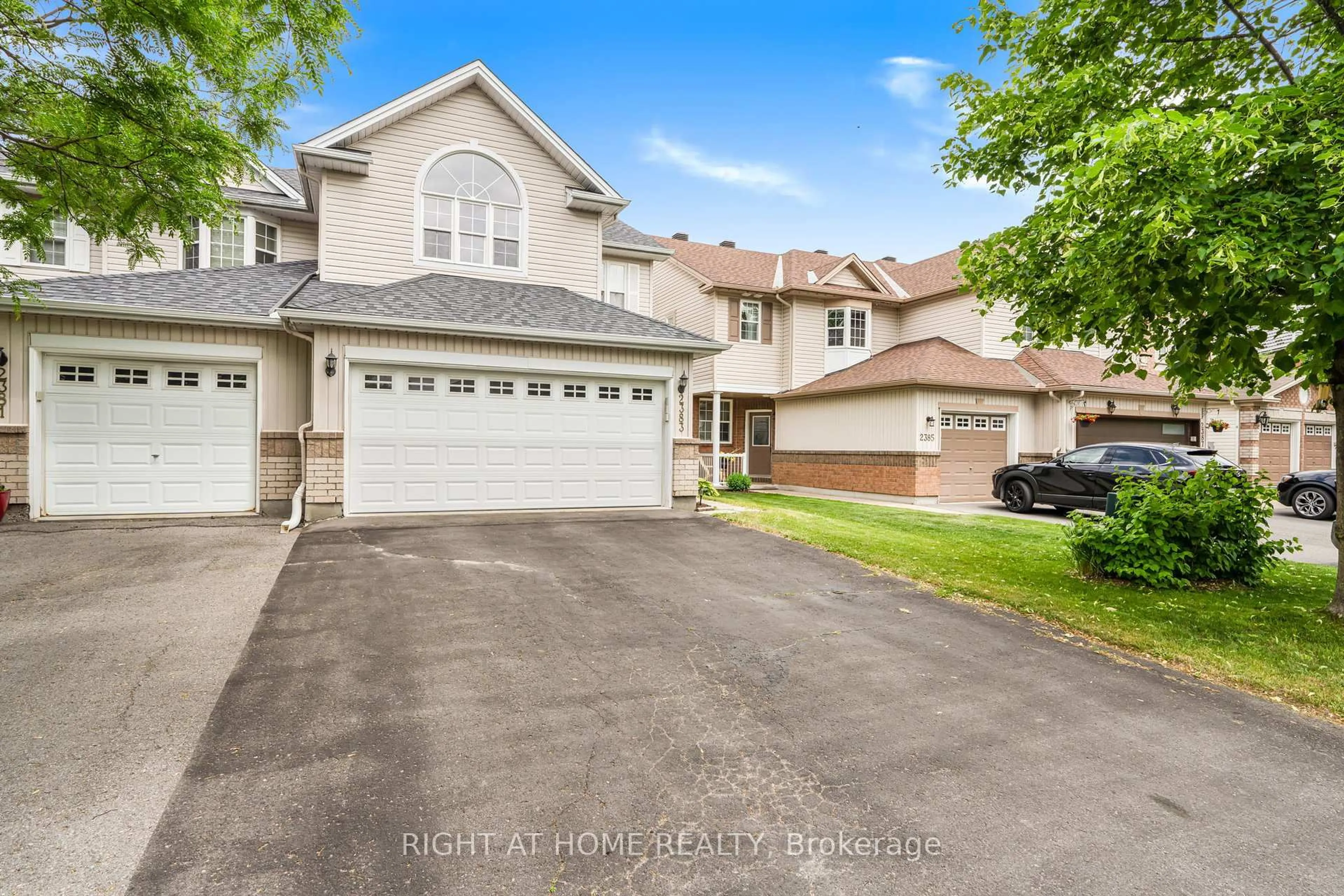 A pic from outside/outdoor area/front of a property/back of a property/a pic from drone, street for 2383 Glandriel Cres, Ottawa Ontario K4A 4T1