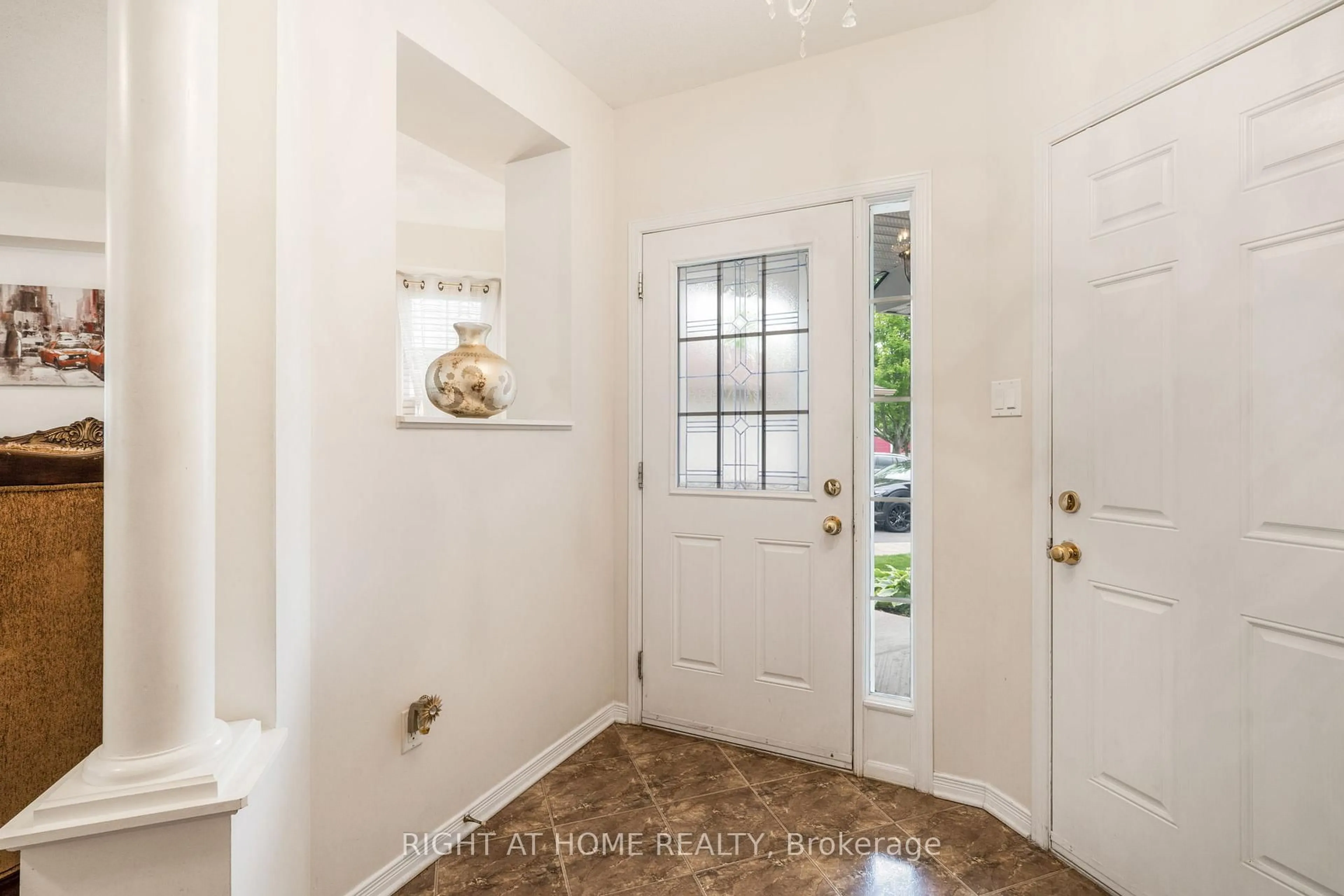 Indoor entryway for 2383 Glandriel Cres, Ottawa Ontario K4A 4T1