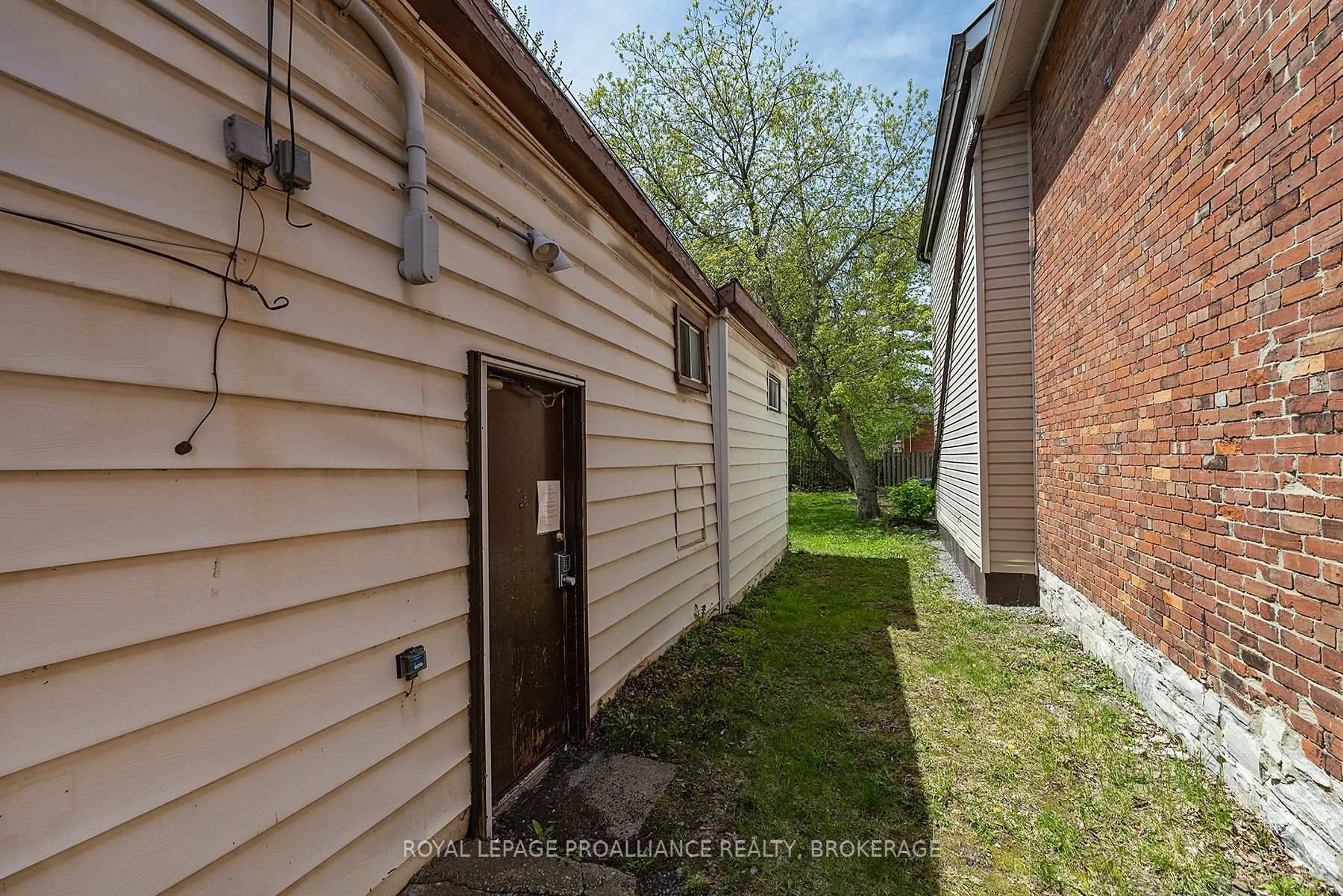 Unknown for 210-212 University Ave, Kingston Ontario K7L 3P6