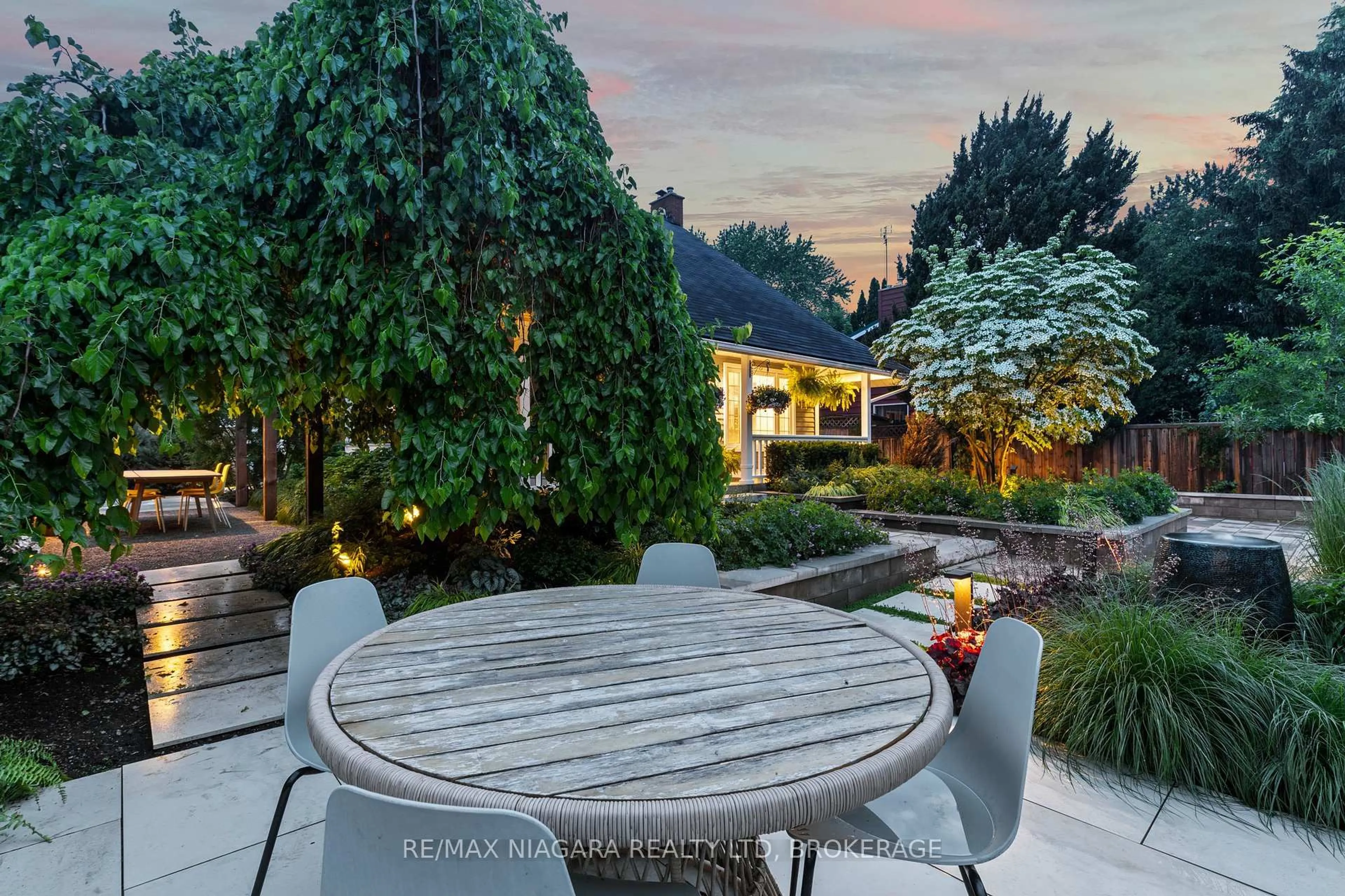 Patio, unknown for 202 Anne St, Niagara-on-the-Lake Ontario L0S 1J0