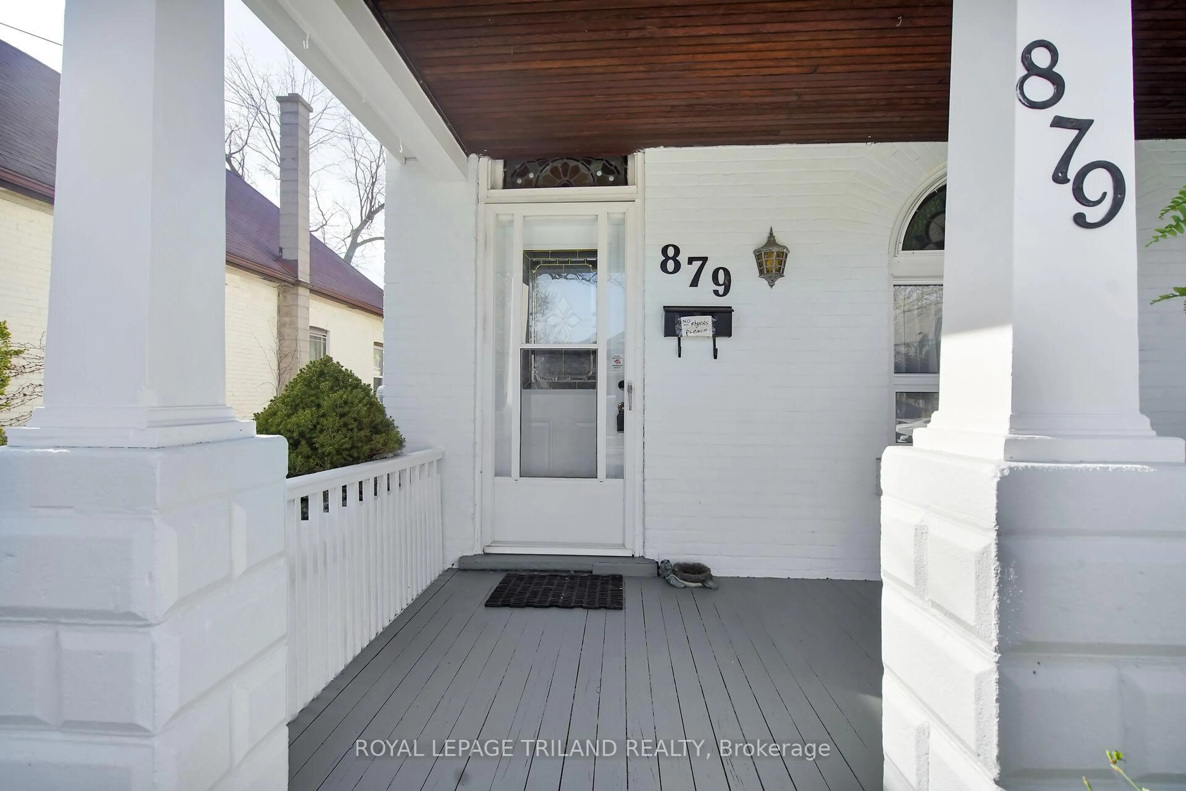 Indoor entryway for 879 Trafalgar St, London East Ontario N5Z 1E9