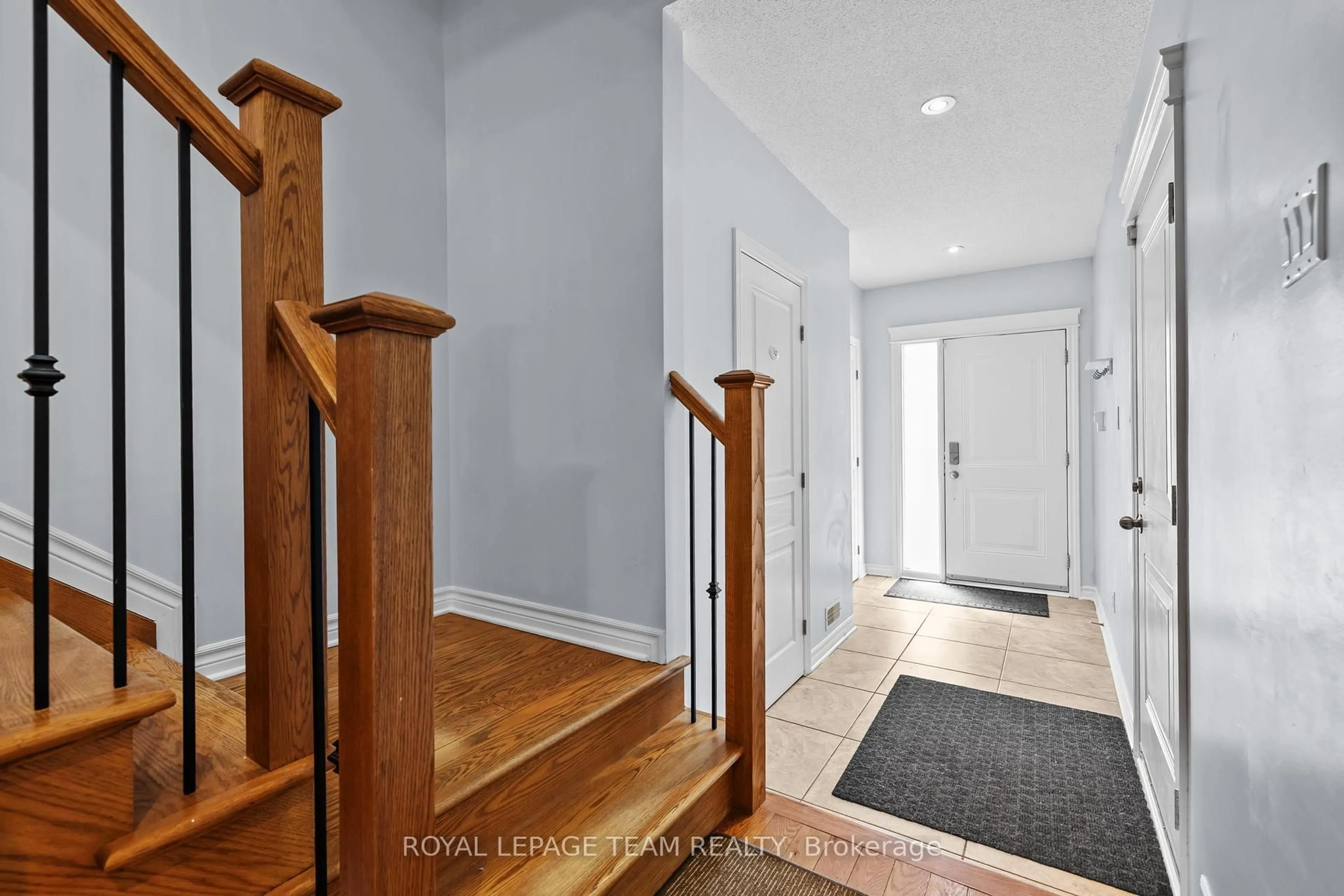 Indoor entryway for 125 Brilia Private, Ottawa Ontario K1J 0B7