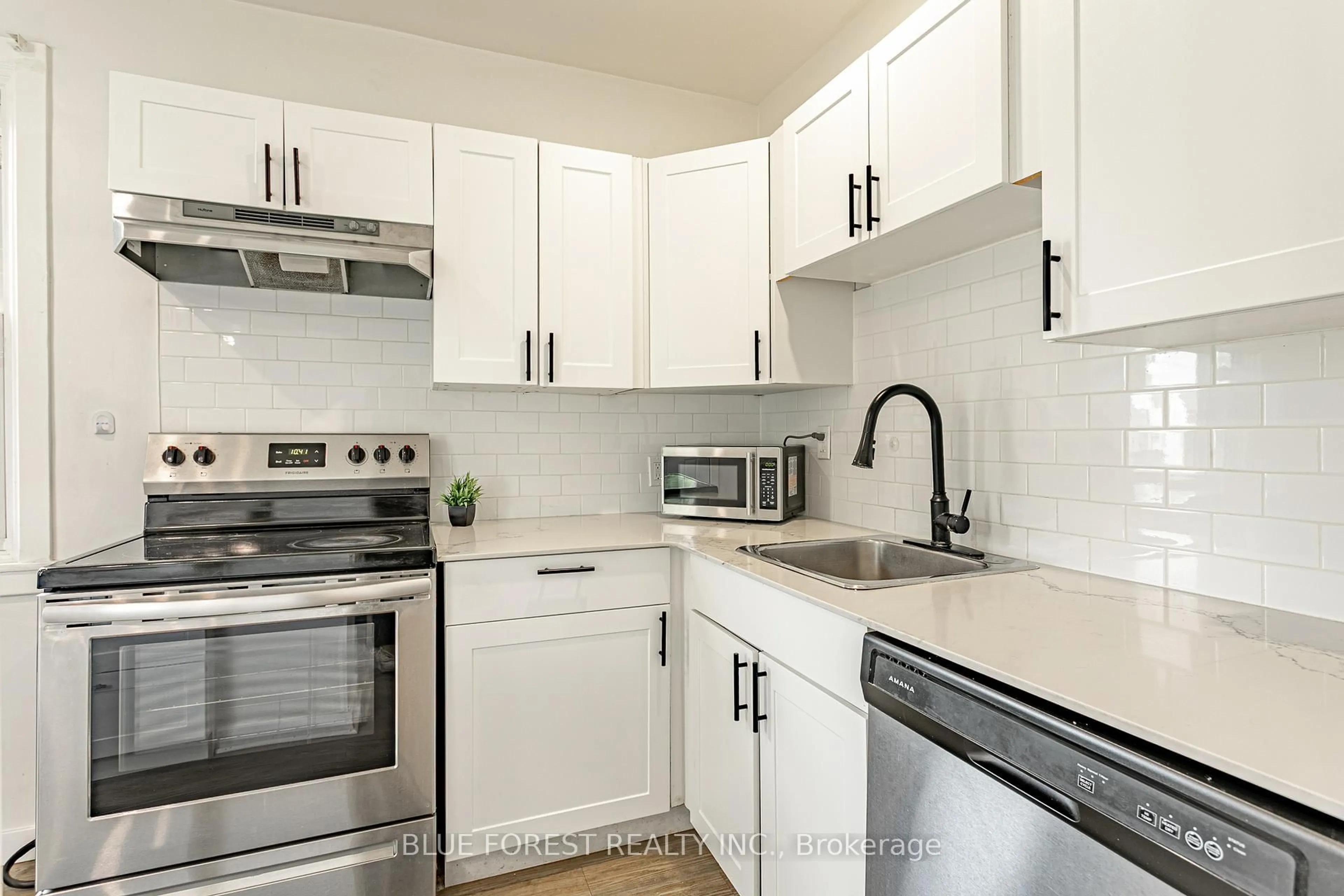 Standard kitchen, ceramic/tile floor for 19 Cypress St, St. Thomas Ontario N5R 1N2