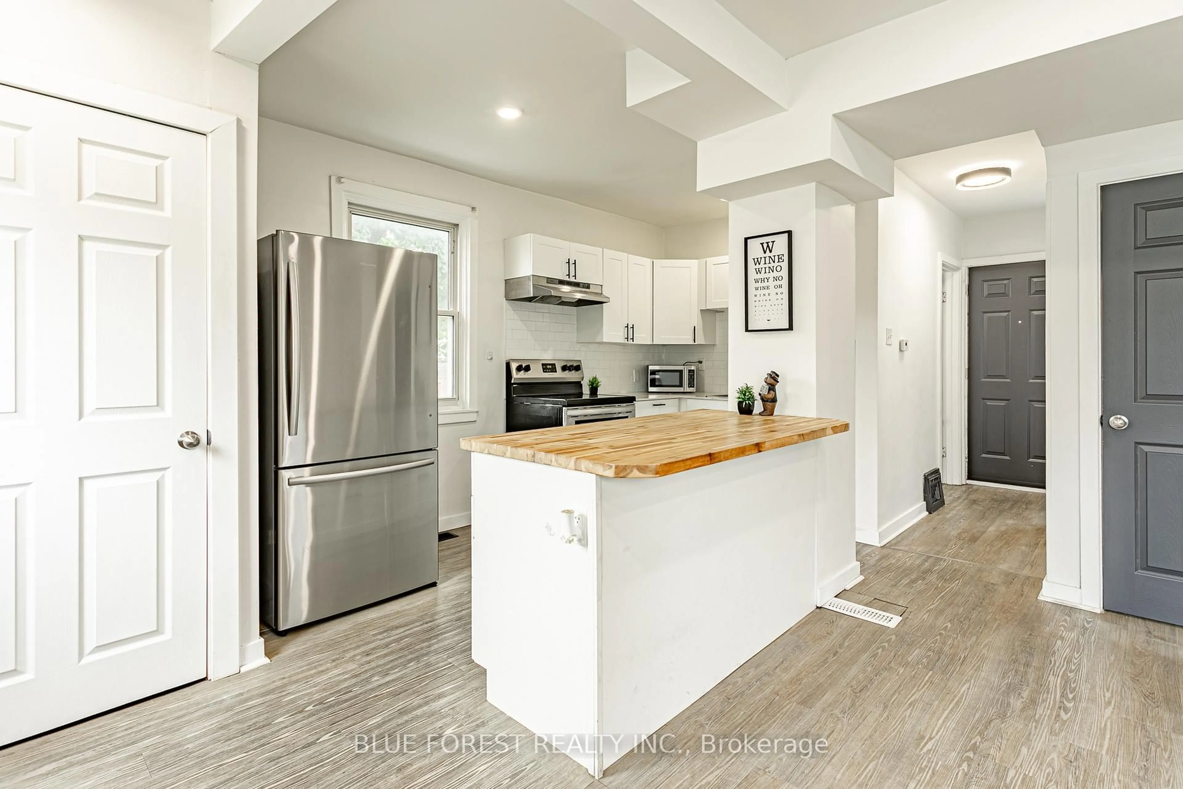 Open concept kitchen, unknown for 19 Cypress St, St. Thomas Ontario N5R 1N2