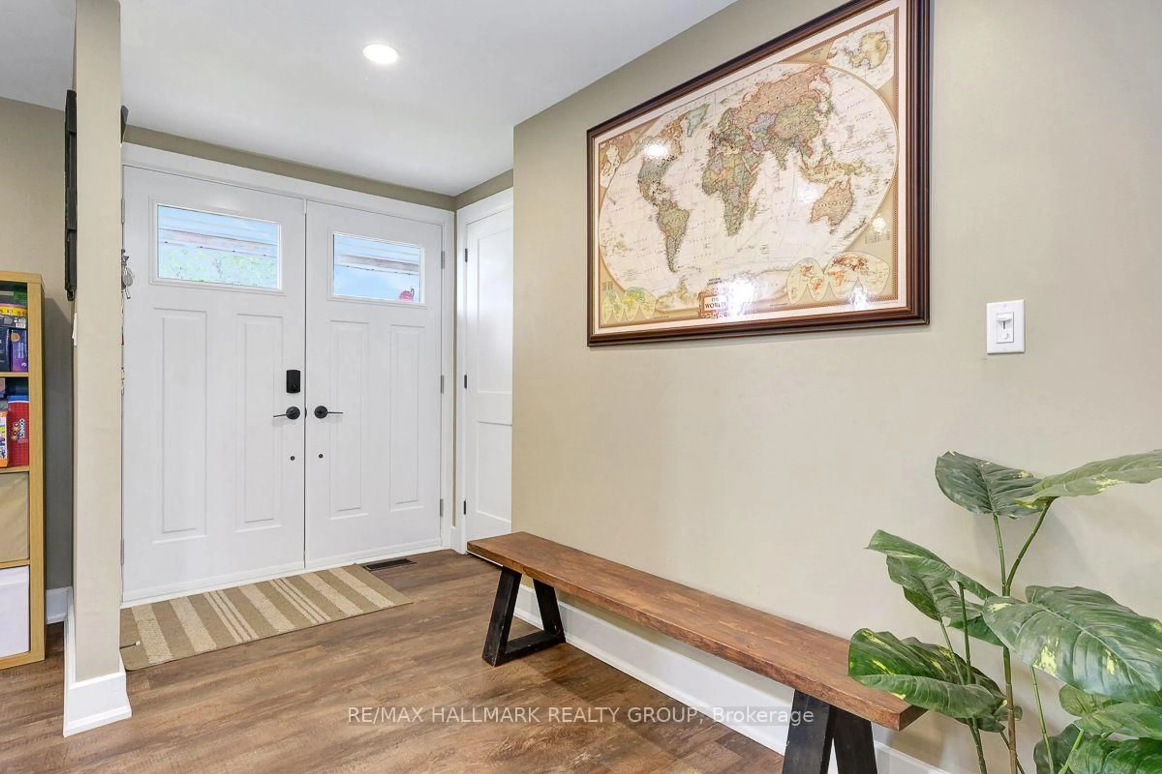 Indoor entryway for 510 James St, North Grenville Ontario K0G 1J0
