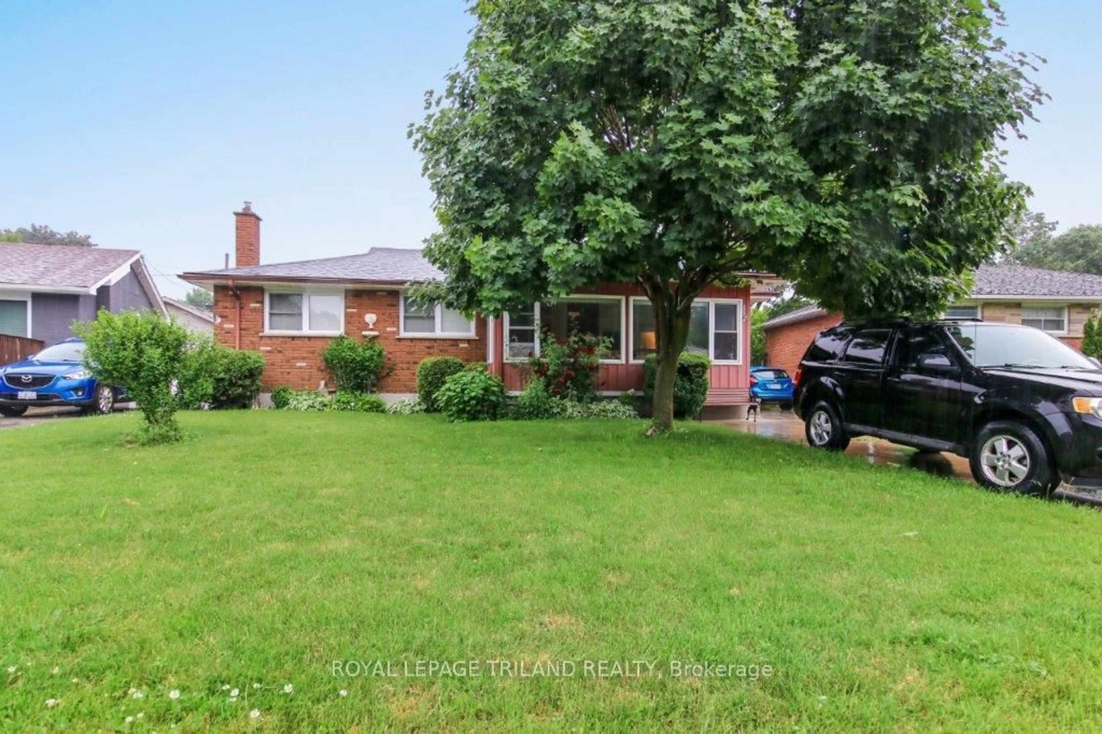 A pic from outside/outdoor area/front of a property/back of a property/a pic from drone, street for 200 NIAGARA St, London East Ontario N5W 1R6