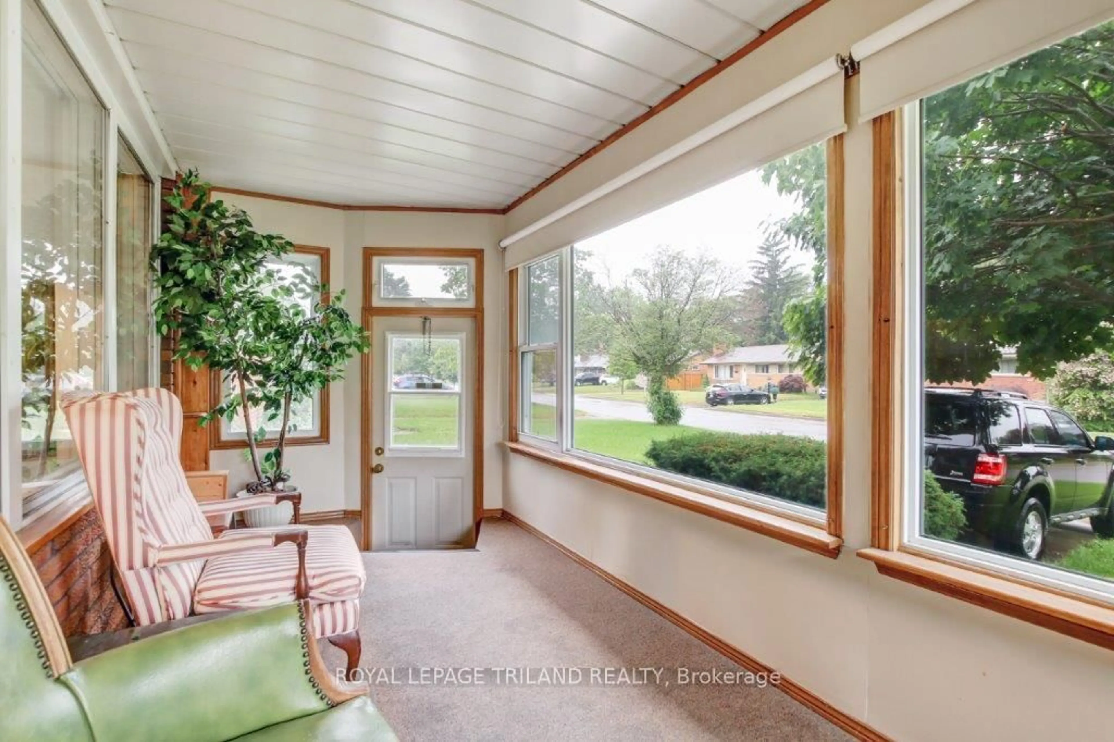 Indoor entryway for 200 NIAGARA St, London East Ontario N5W 1R6