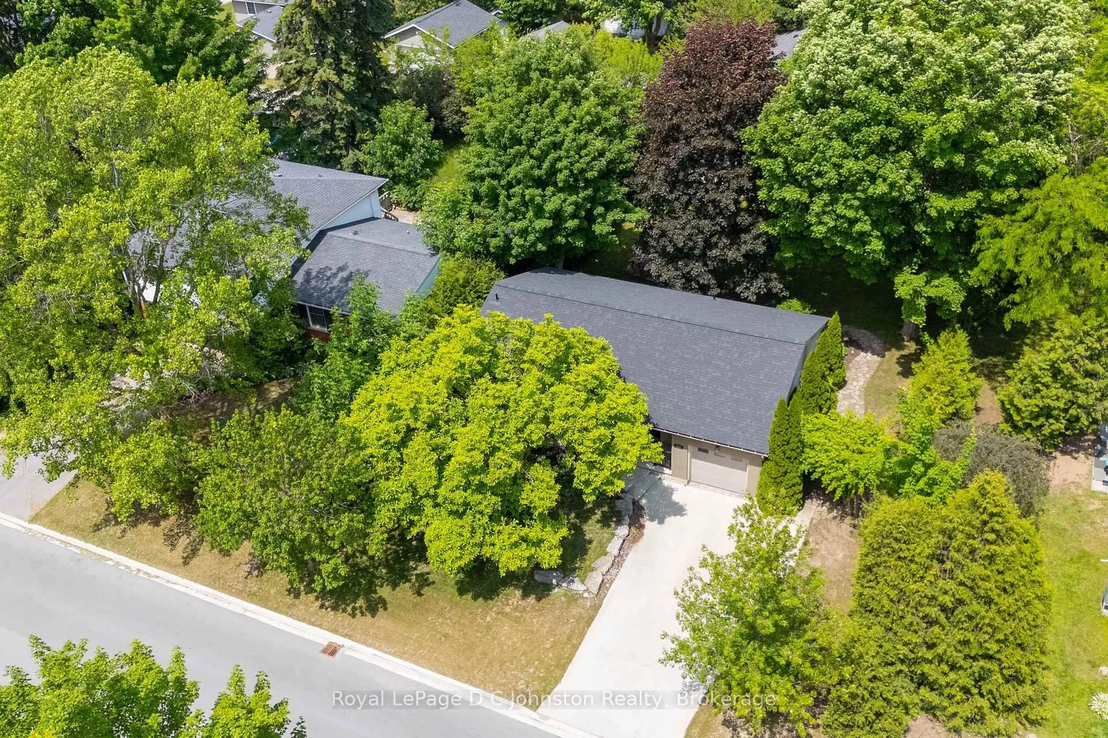 A pic from outside/outdoor area/front of a property/back of a property/a pic from drone, street for 623 Louis St, Saugeen Shores Ontario N0H 2C4