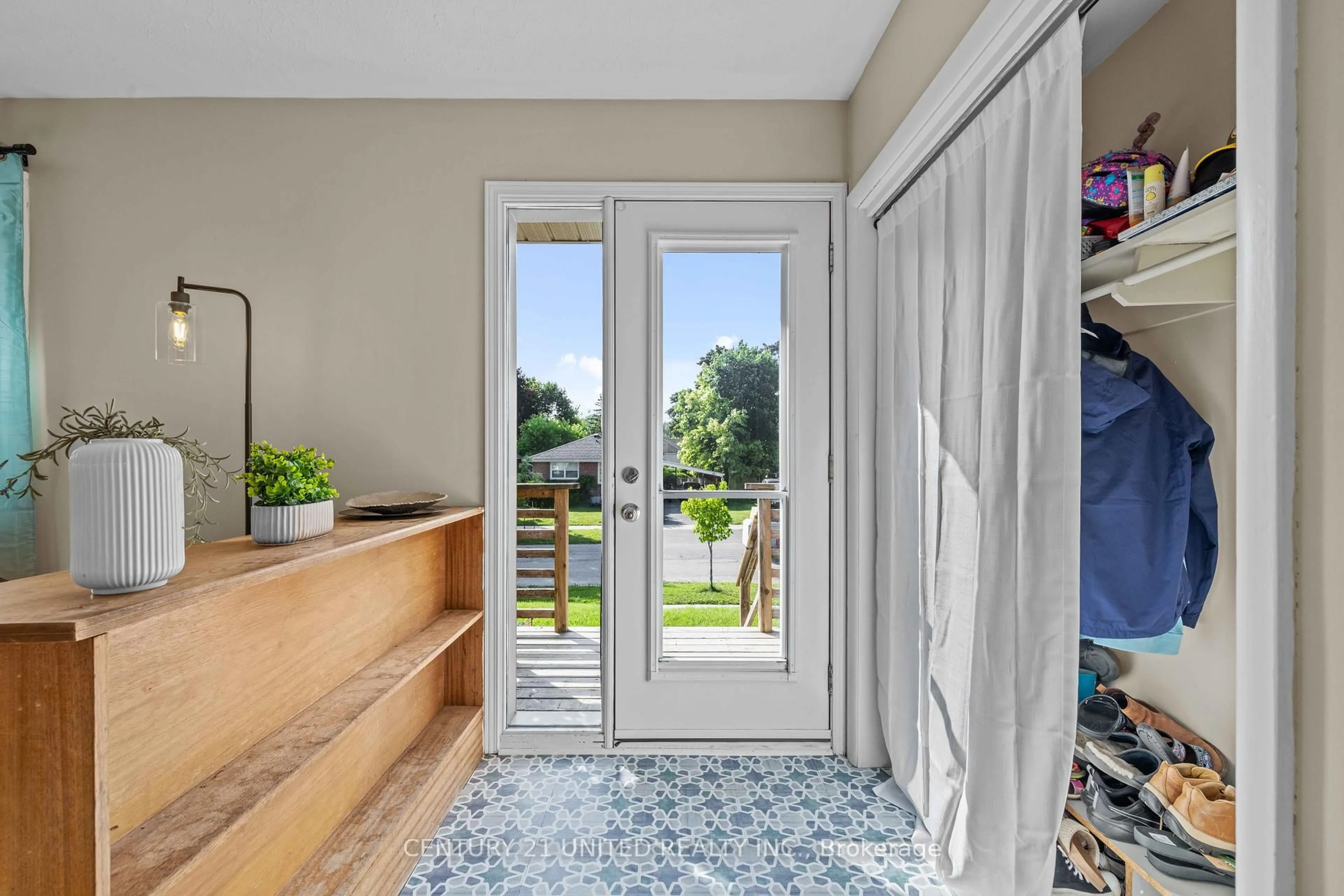 Indoor entryway for 1056 Glebemount Cres, Peterborough North Ontario K9H 6M3
