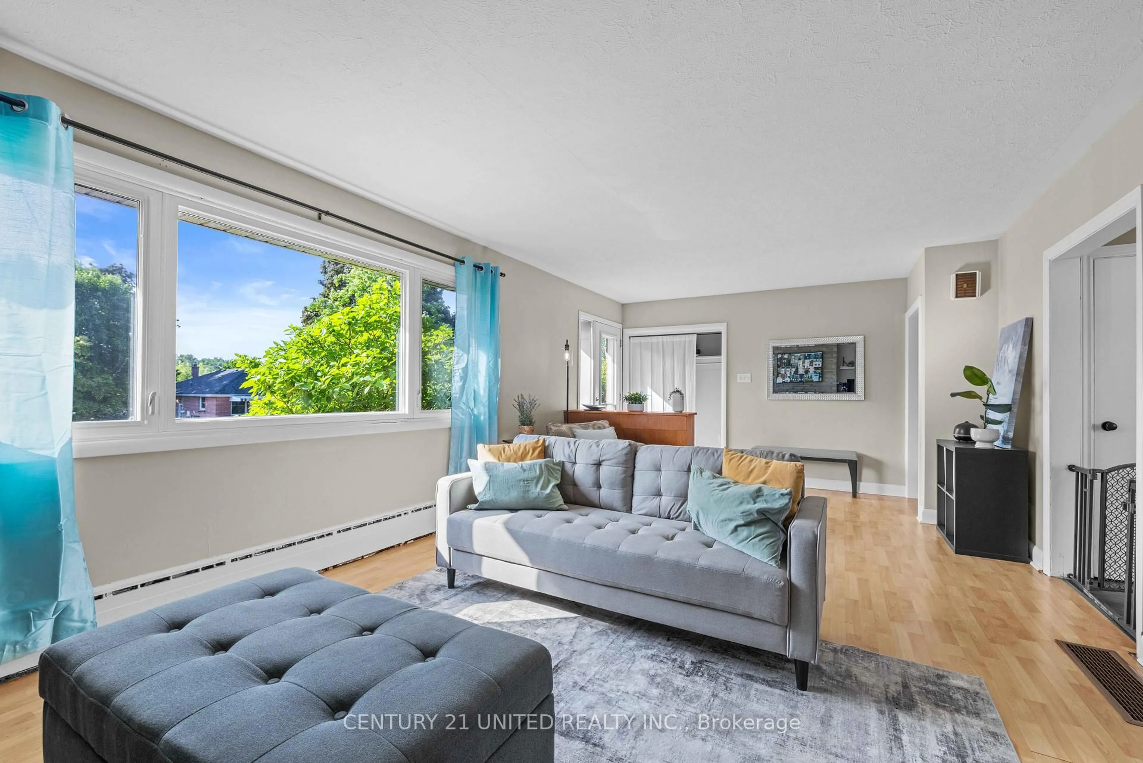 Living room with furniture, unknown for 1056 Glebemount Cres, Peterborough North Ontario K9H 6M3