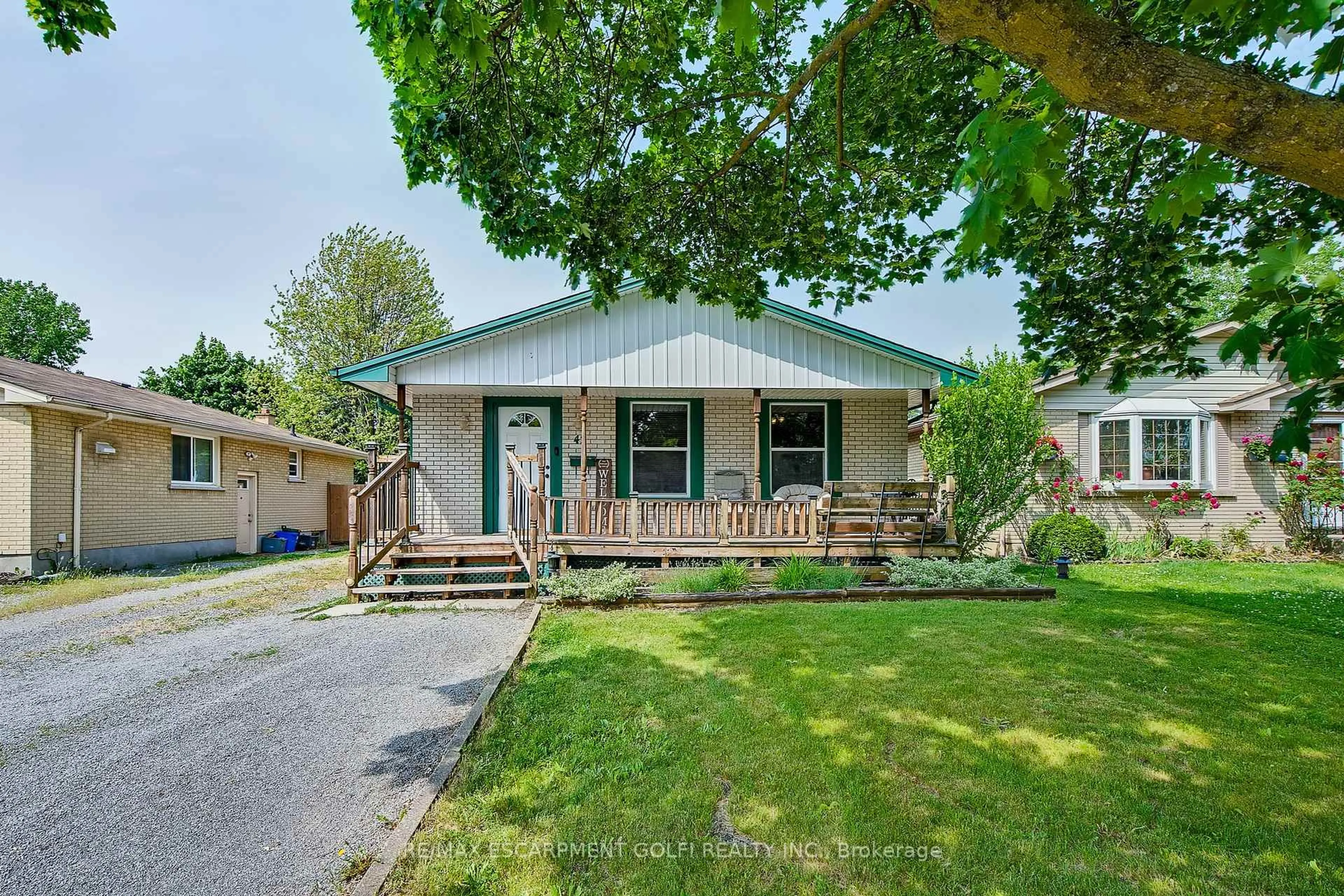 Home with vinyl exterior material, street for 42 Loraine Dr, St. Catharines Ontario L2P 3N8