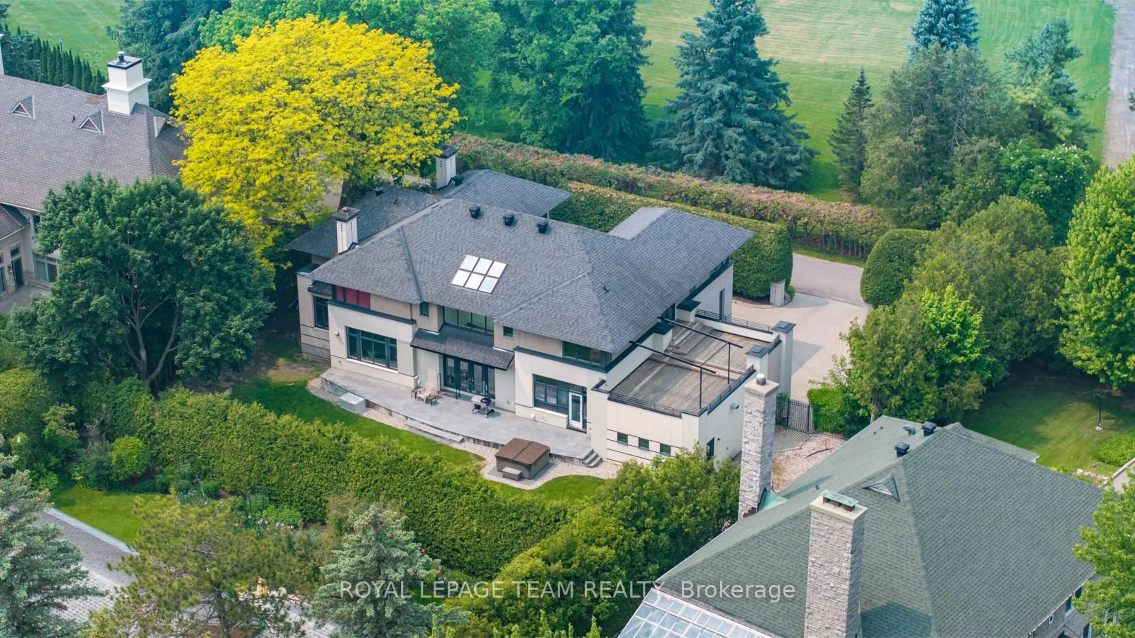 A pic from outside/outdoor area/front of a property/back of a property/a pic from drone, building for 725 Manor Ave, Ottawa Ontario K1M 0E4