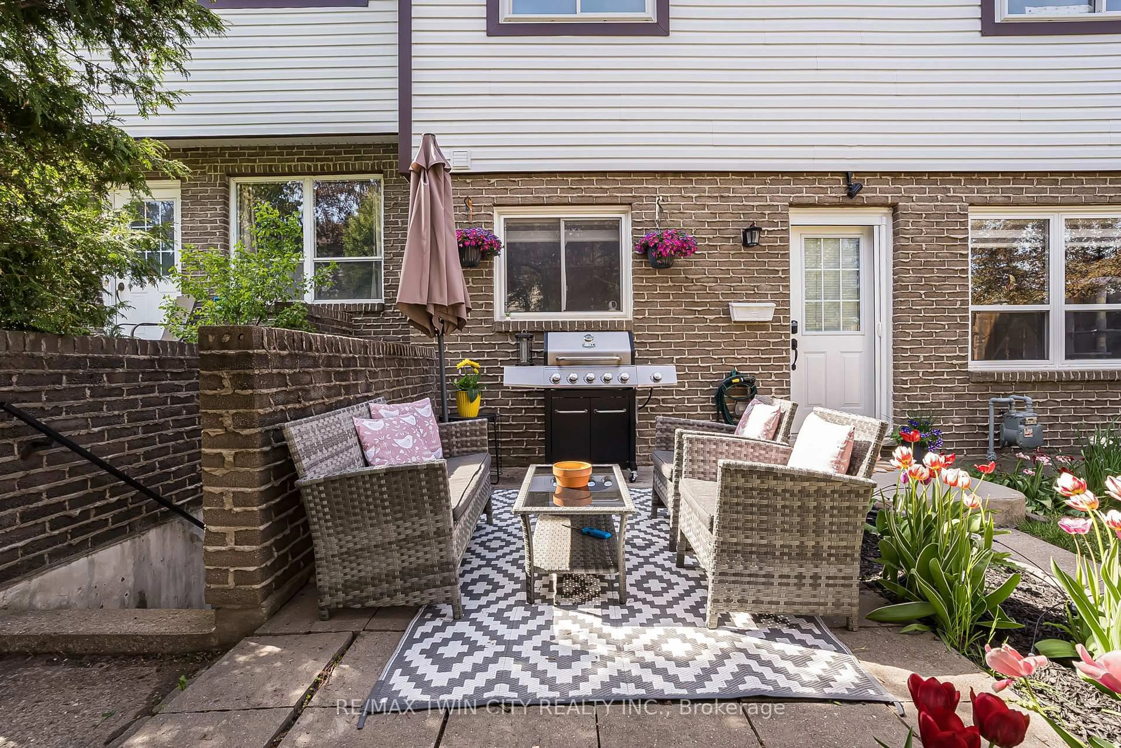 Patio, street for 391 Pioneer Dr #3, Kitchener Ontario N2P 1L8