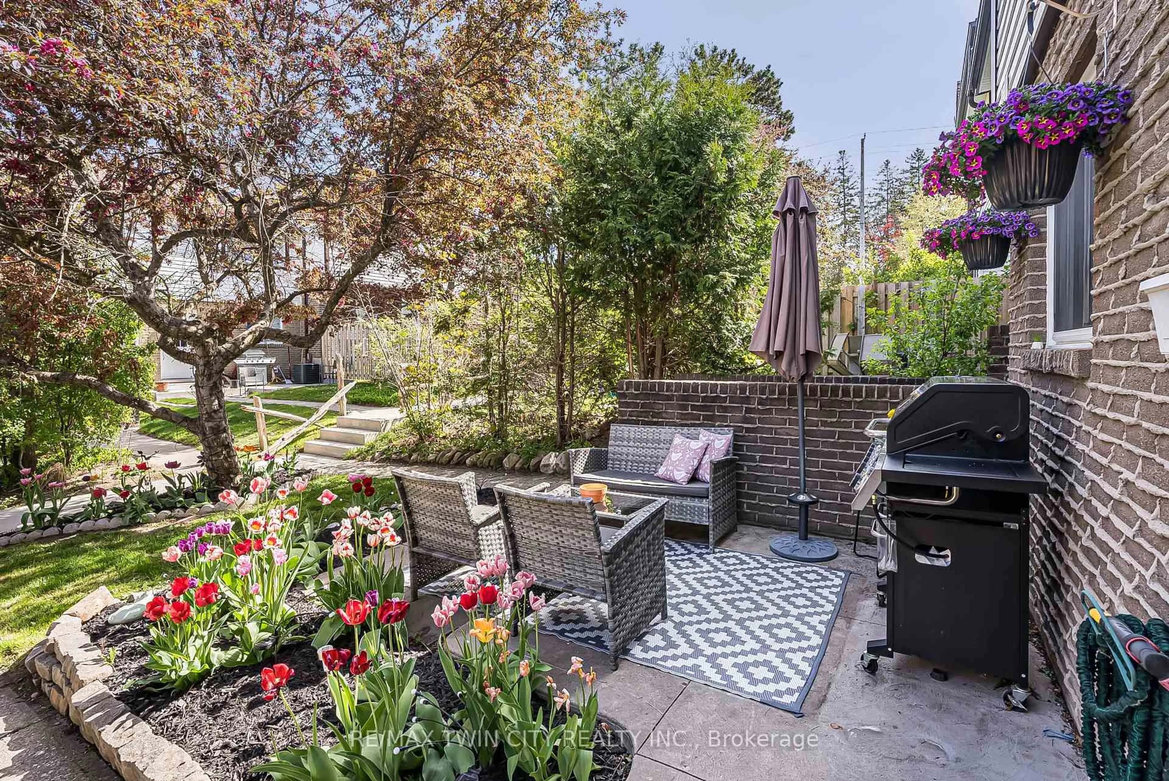 Patio, street for 391 Pioneer Dr #3, Kitchener Ontario N2P 1L8