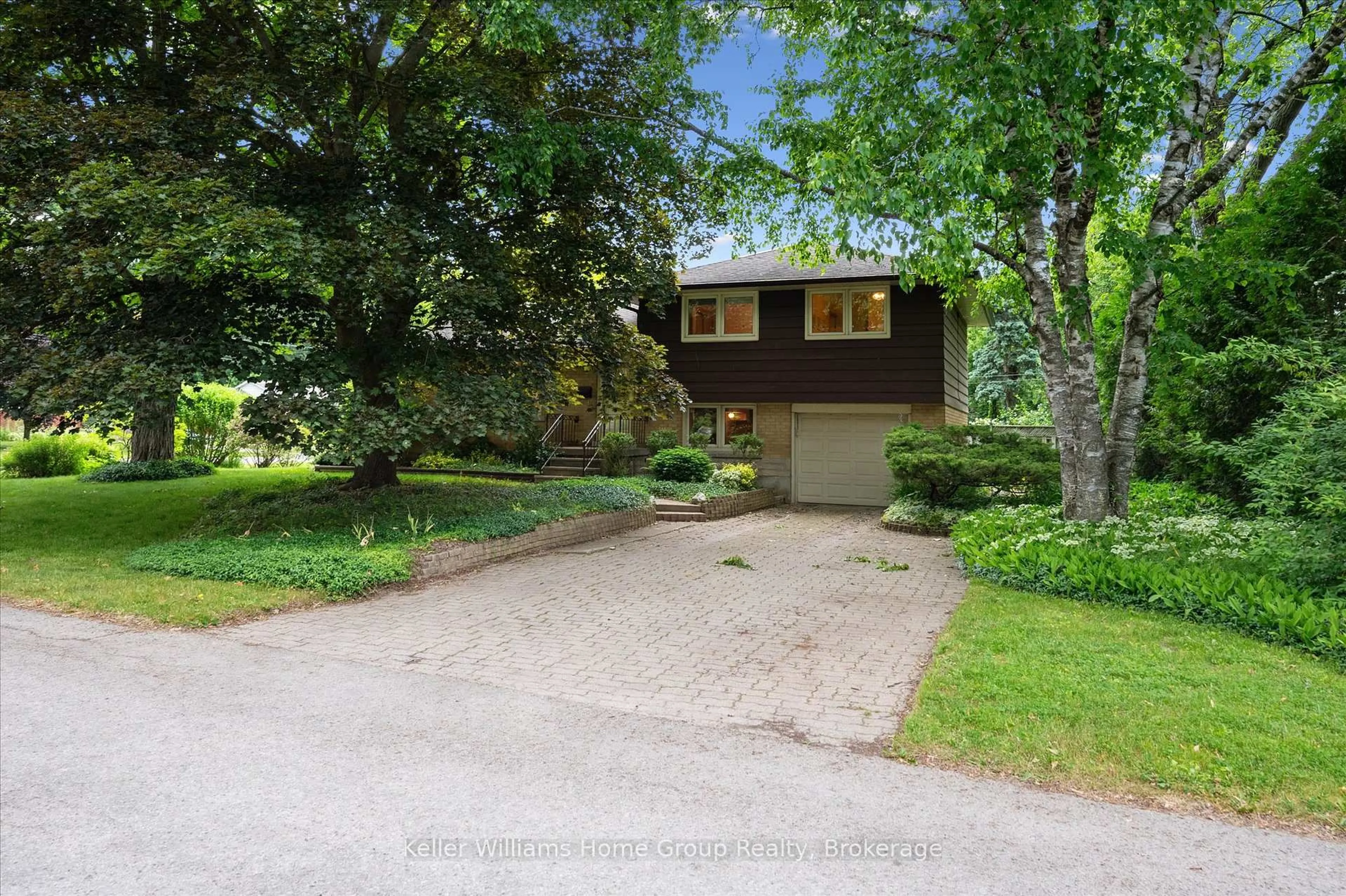 A pic from outside/outdoor area/front of a property/back of a property/a pic from drone, street for 34 Hales Cres, Guelph Ontario N1G 1P6
