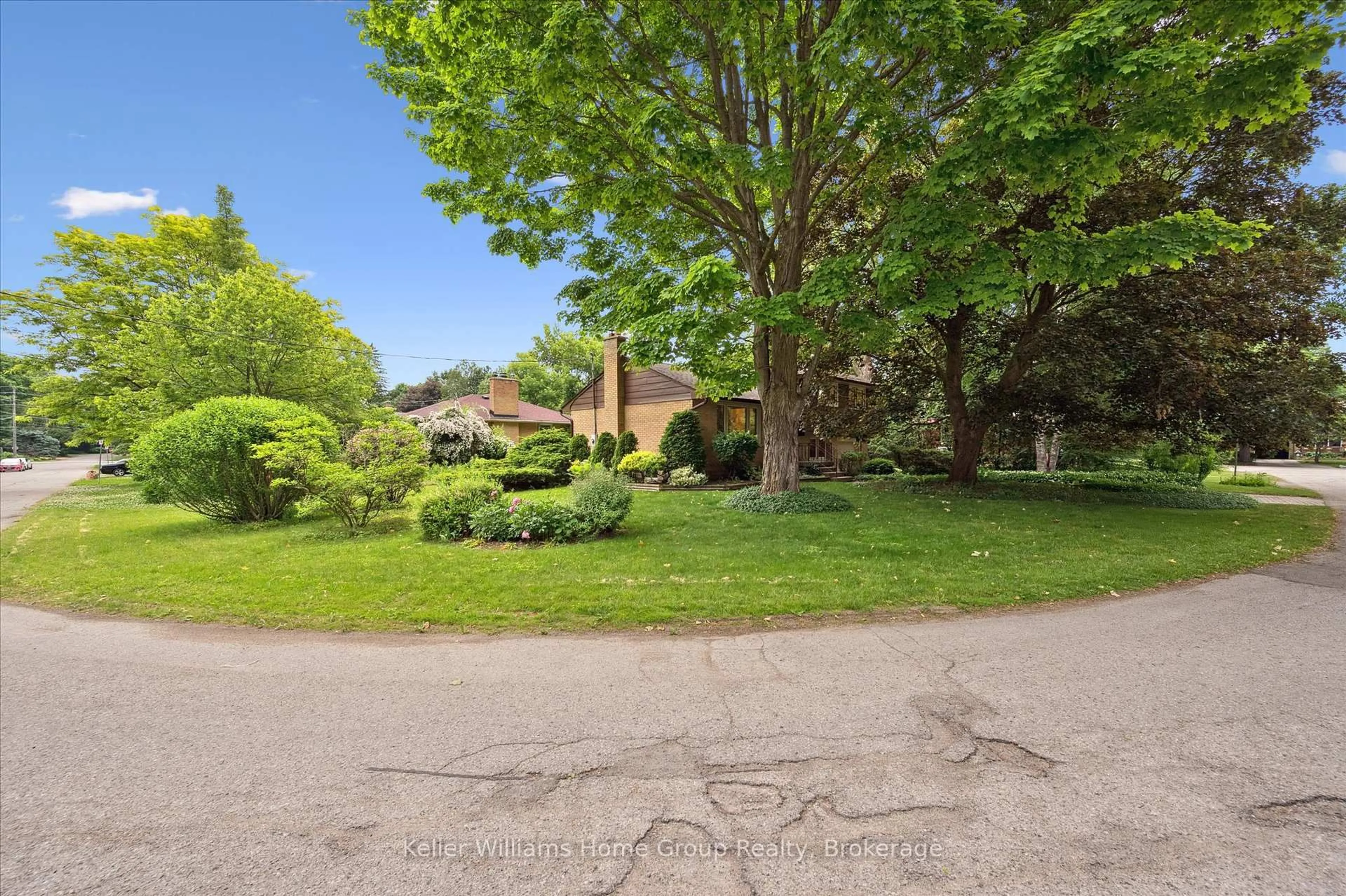 A pic from outside/outdoor area/front of a property/back of a property/a pic from drone, street for 34 Hales Cres, Guelph Ontario N1G 1P6