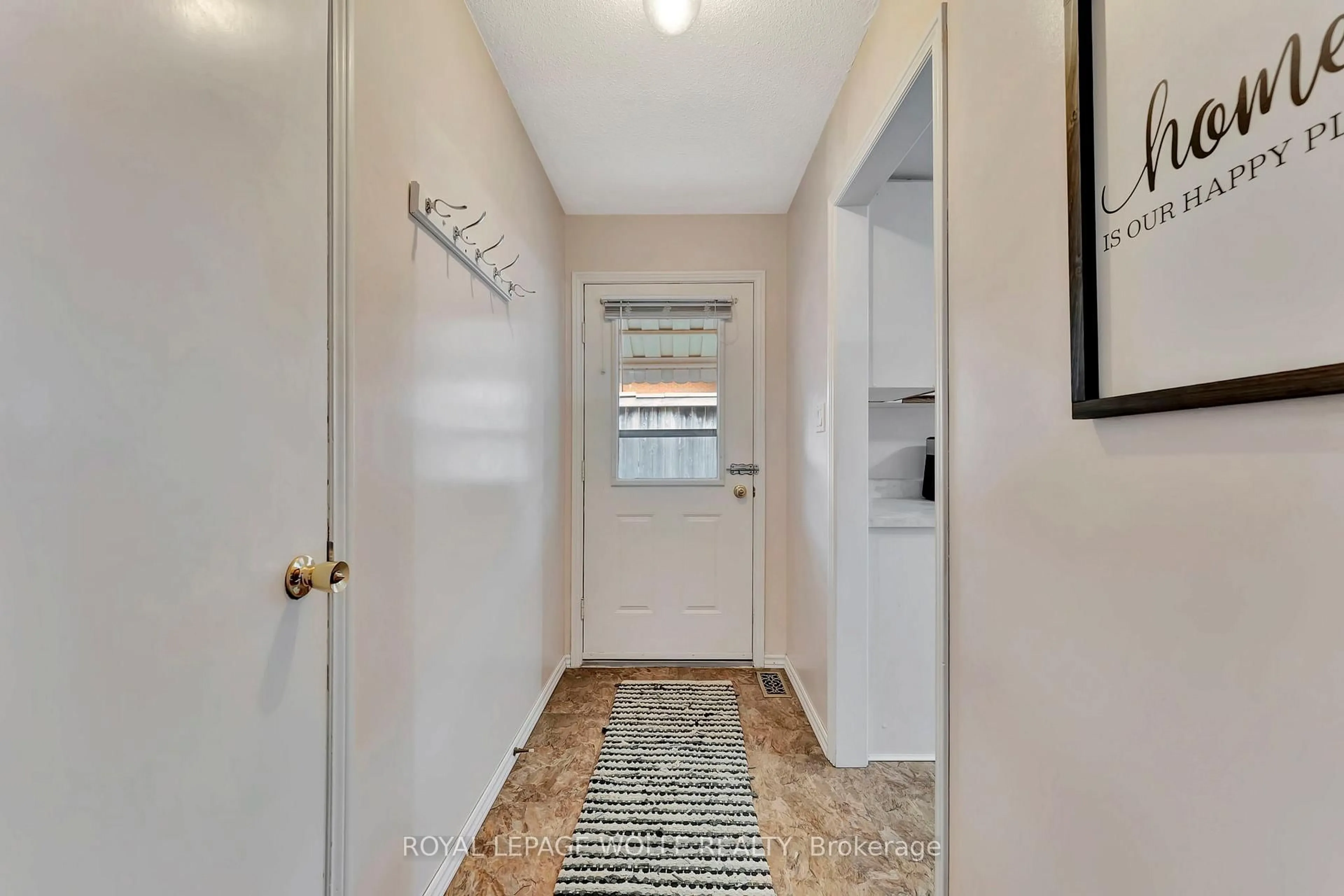 Indoor entryway for 5 Marcon Crt, Kitchener Ontario N2E 3G2