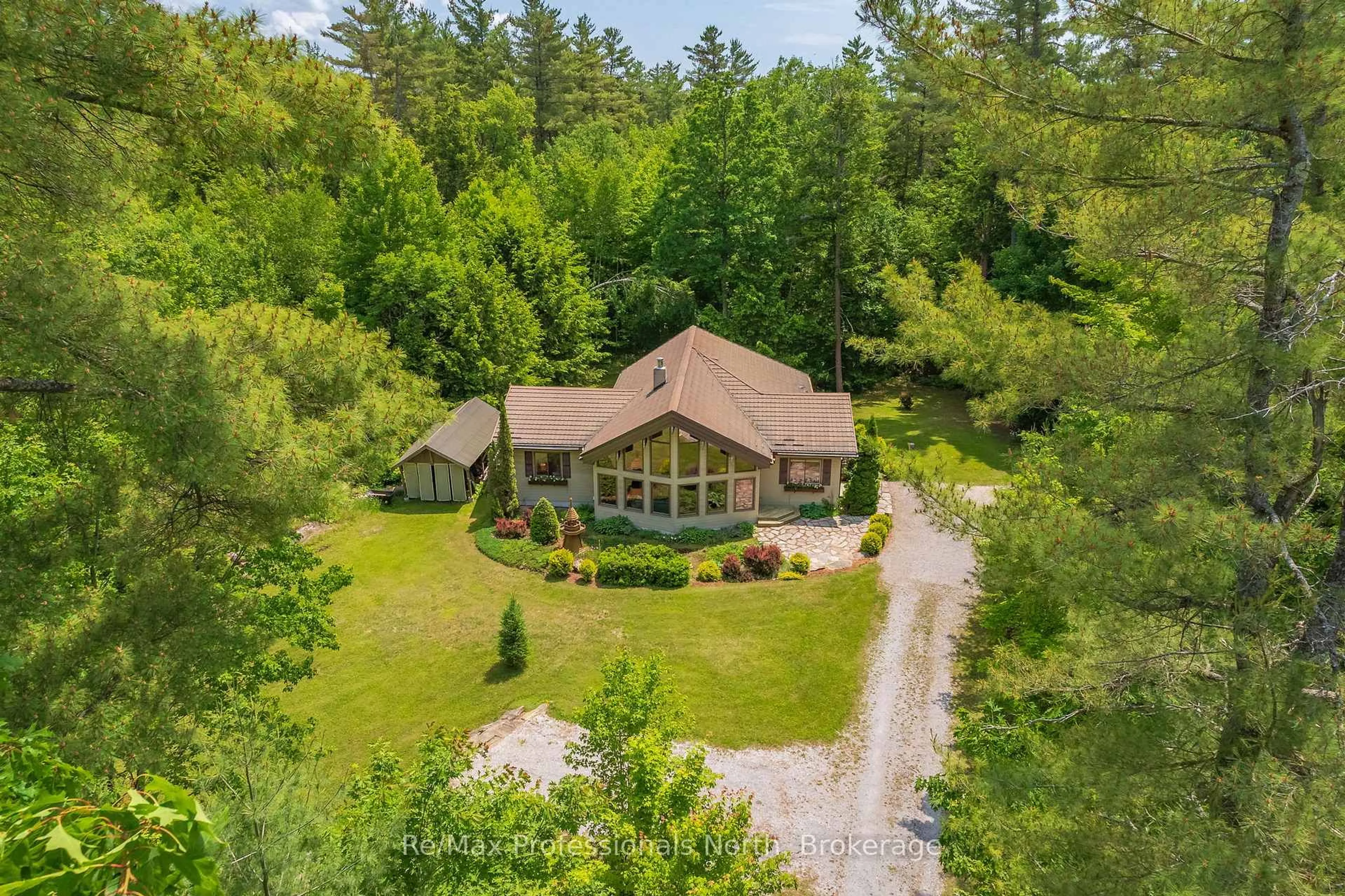 A pic from outside/outdoor area/front of a property/back of a property/a pic from drone, unknown for 1279 Graham Rd, Gravenhurst Ontario P0E 1N0