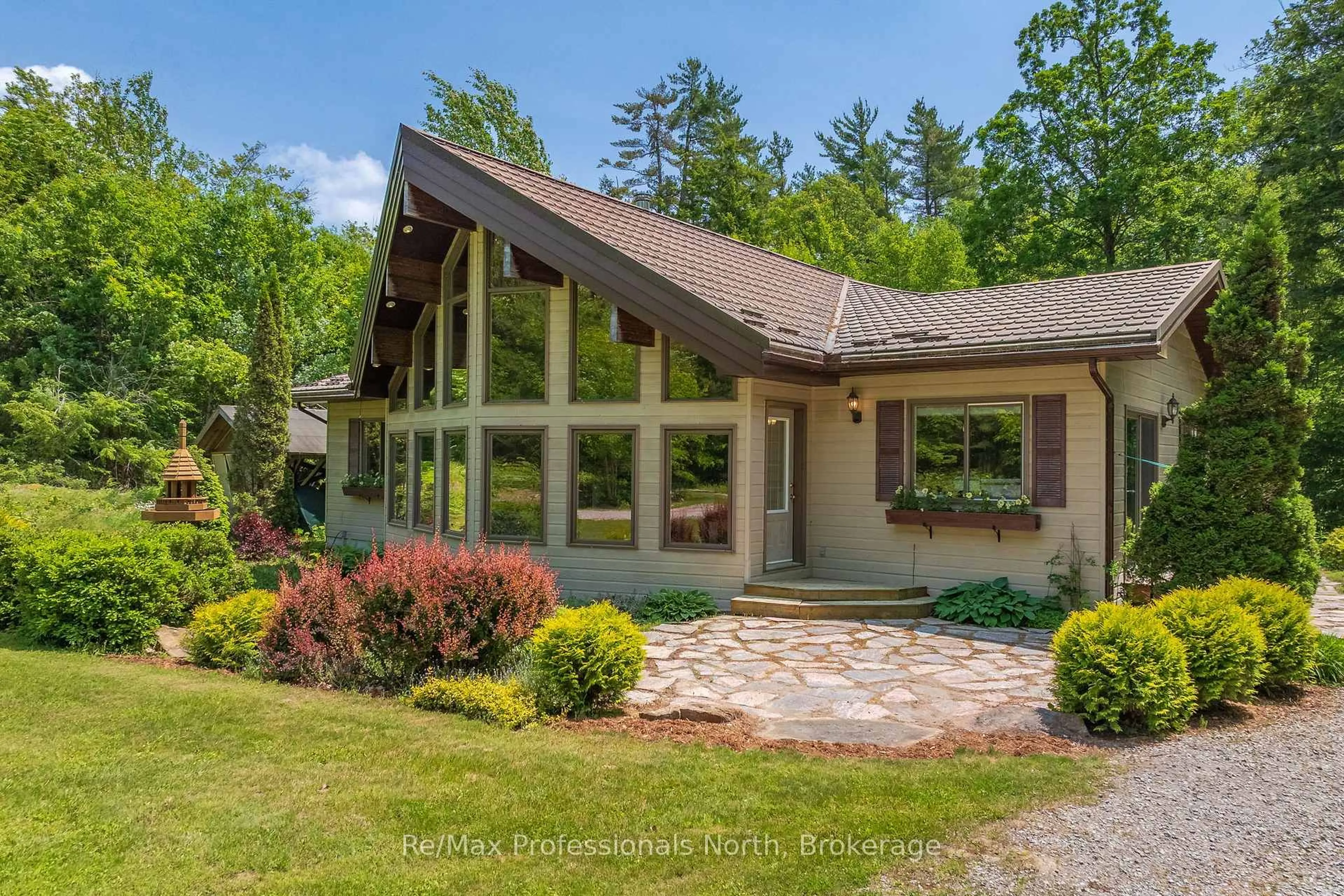Home with vinyl exterior material, unknown for 1279 Graham Rd, Gravenhurst Ontario P0E 1N0