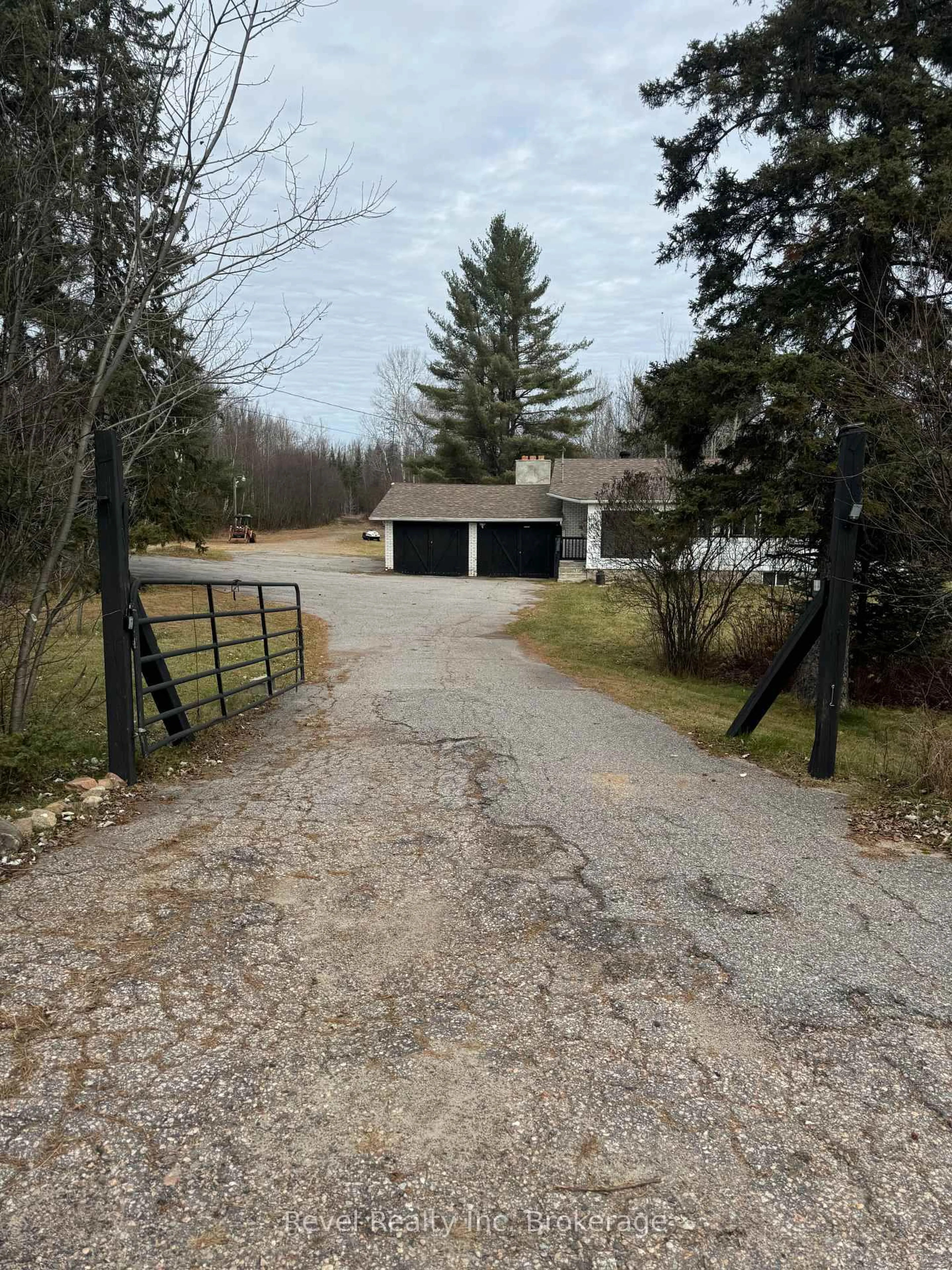 A pic from outside/outdoor area/front of a property/back of a property/a pic from drone, street for 3877 17 Highway, Papineau-Cameron Ontario P0H 1V0
