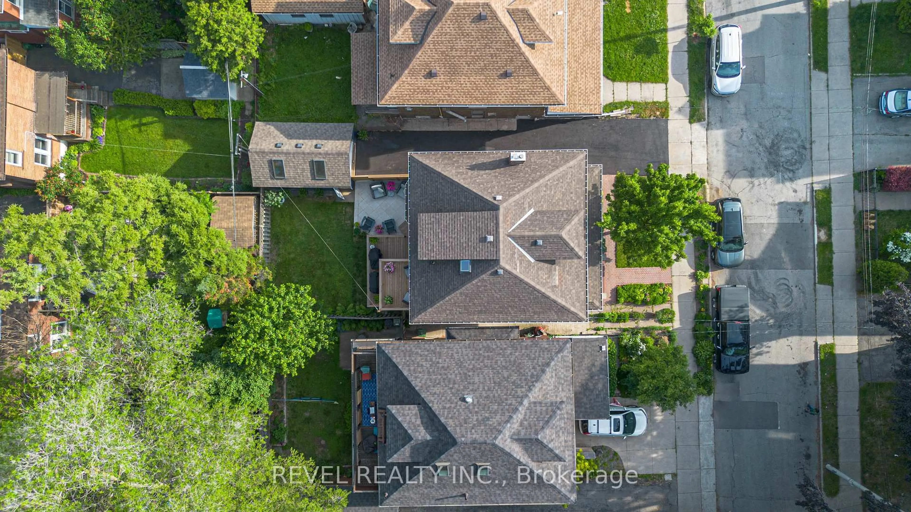 A pic from outside/outdoor area/front of a property/back of a property/a pic from drone, street for 37 Burris St, Hamilton Ontario L8M 2J1