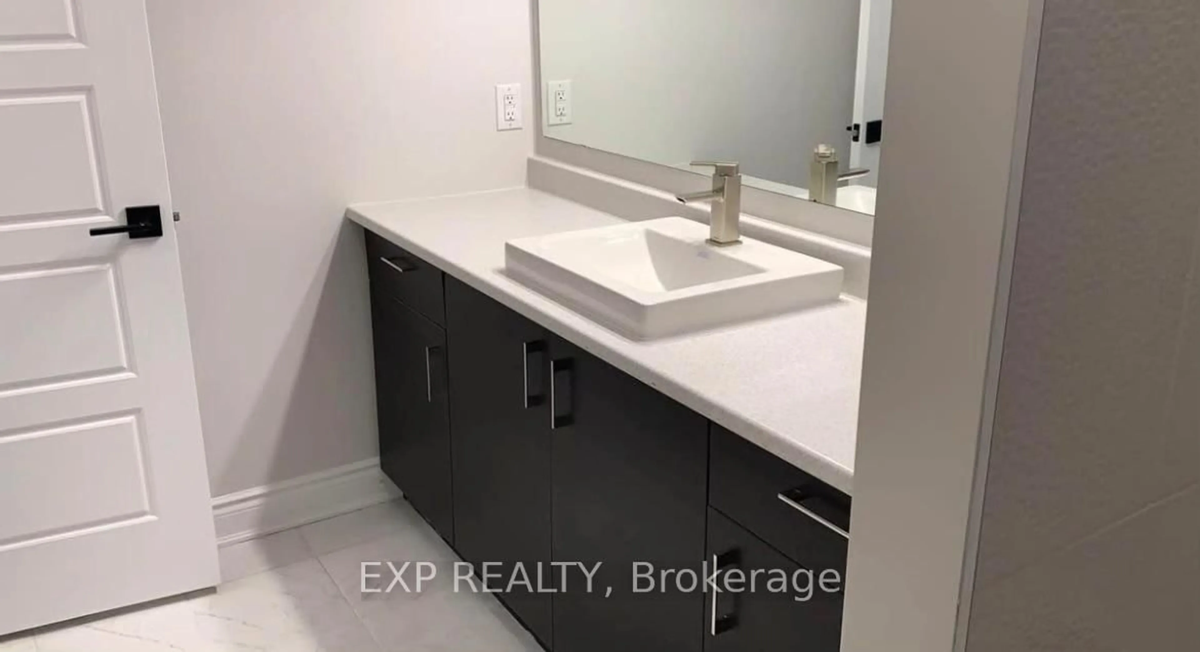 Contemporary bathroom, ceramic/tile floor for 625 Makwa Private, Ottawa Ontario K1K 5A4