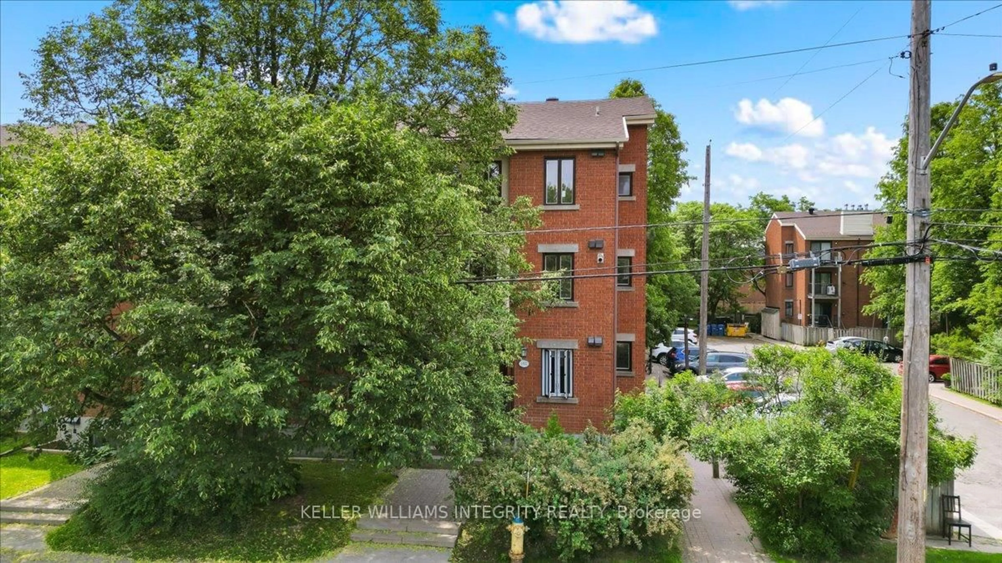 A pic from outside/outdoor area/front of a property/back of a property/a pic from drone, unknown for 1094 Blasdell Ave, Ottawa Ontario K1K 0C3