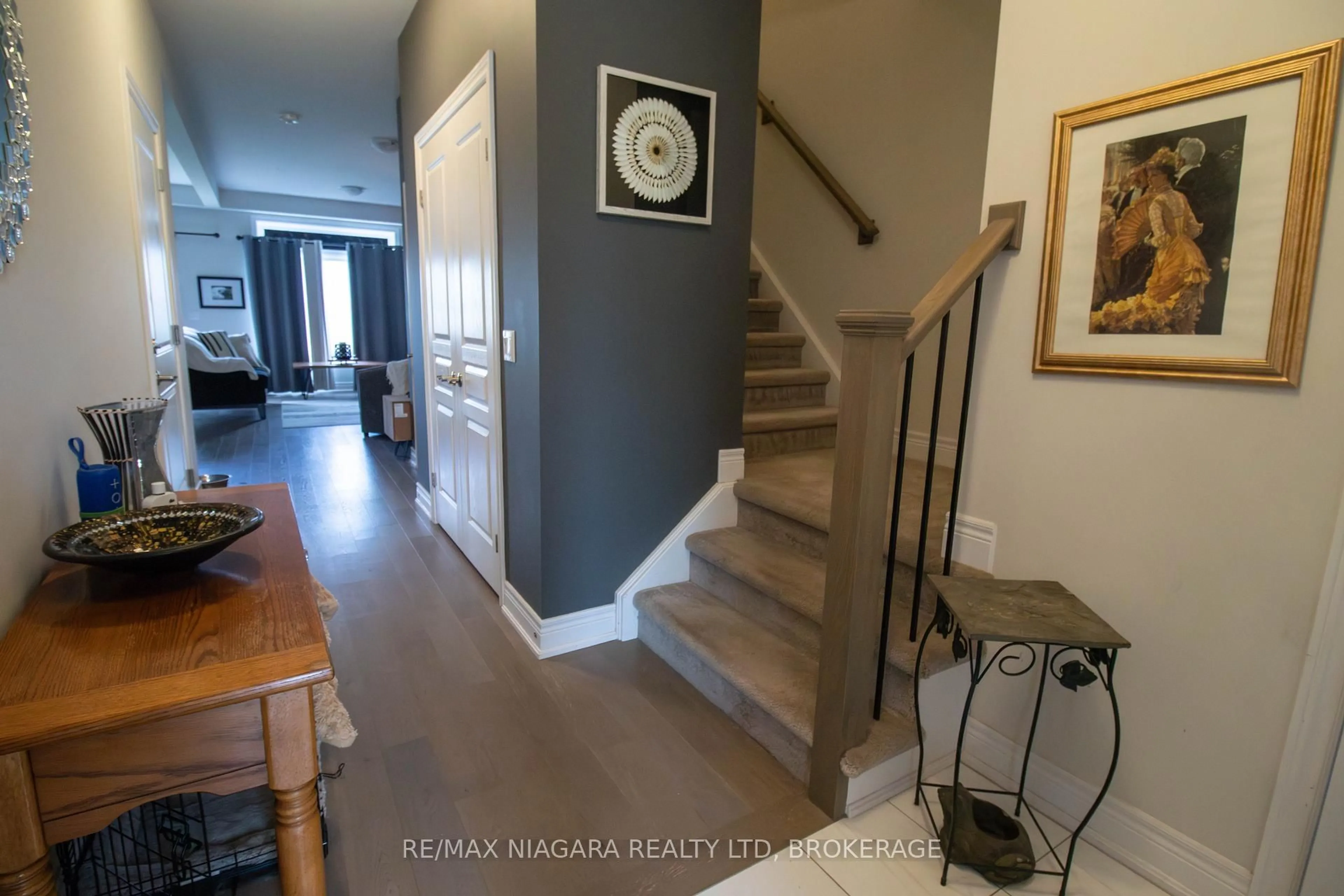 Indoor entryway for 24 Manhattan Crt, St. Catharines Ontario L2R 0B8