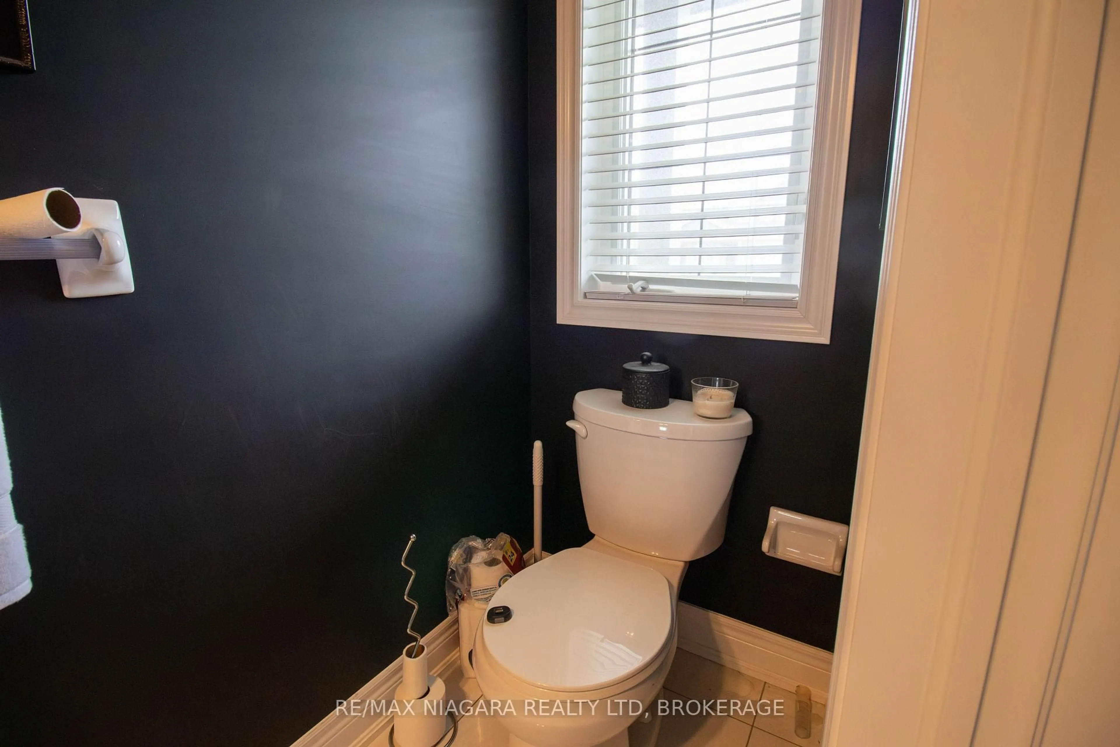 Standard bathroom, unknown for 24 Manhattan Crt, St. Catharines Ontario L2R 0B8