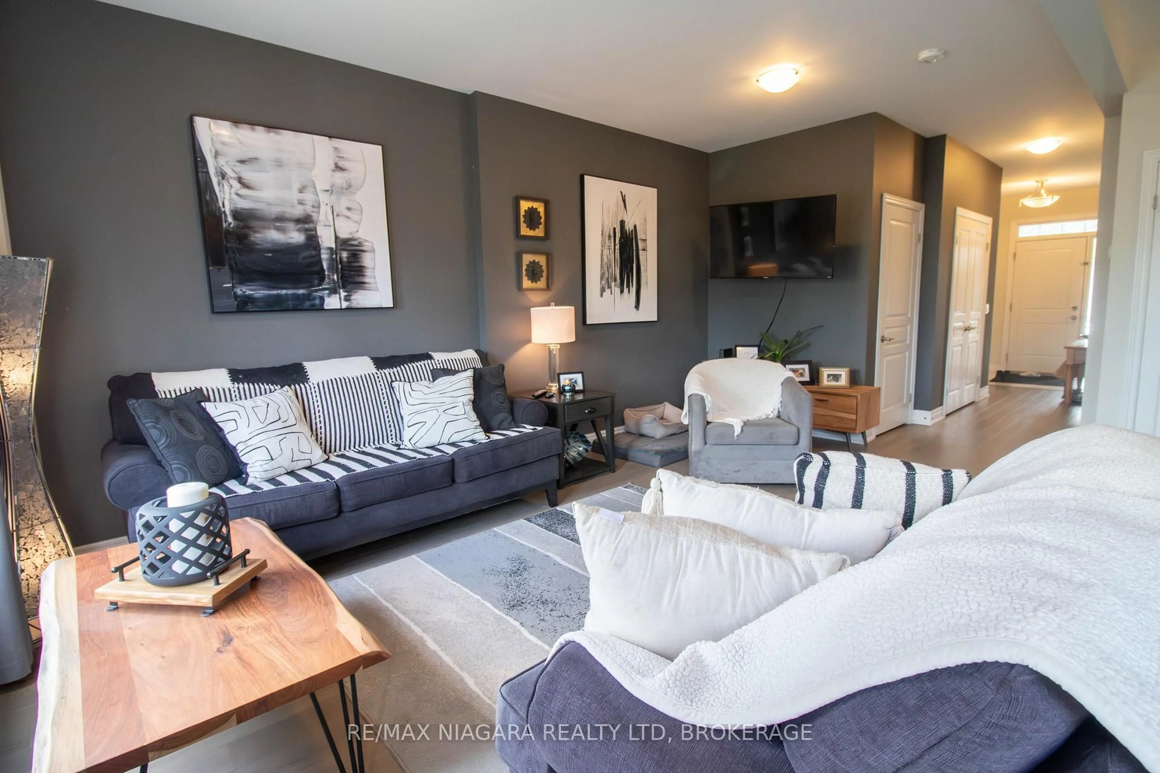 Living room with furniture, unknown for 24 Manhattan Crt, St. Catharines Ontario L2R 0B8
