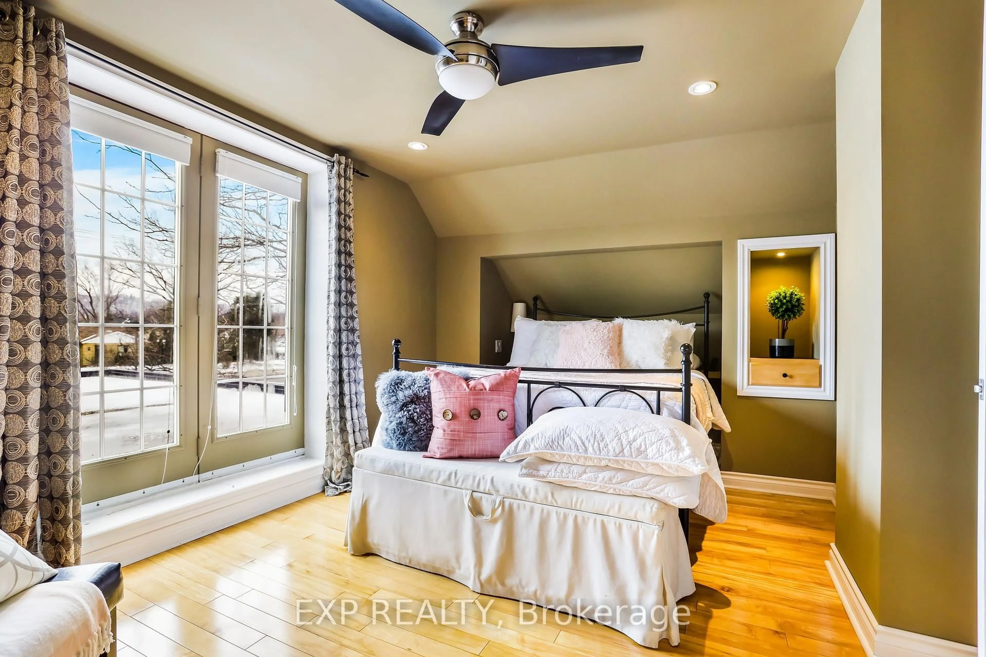 Bedroom with bed, unknown for 8 Warwick Rd, Hamilton Ontario L8E 1Y3