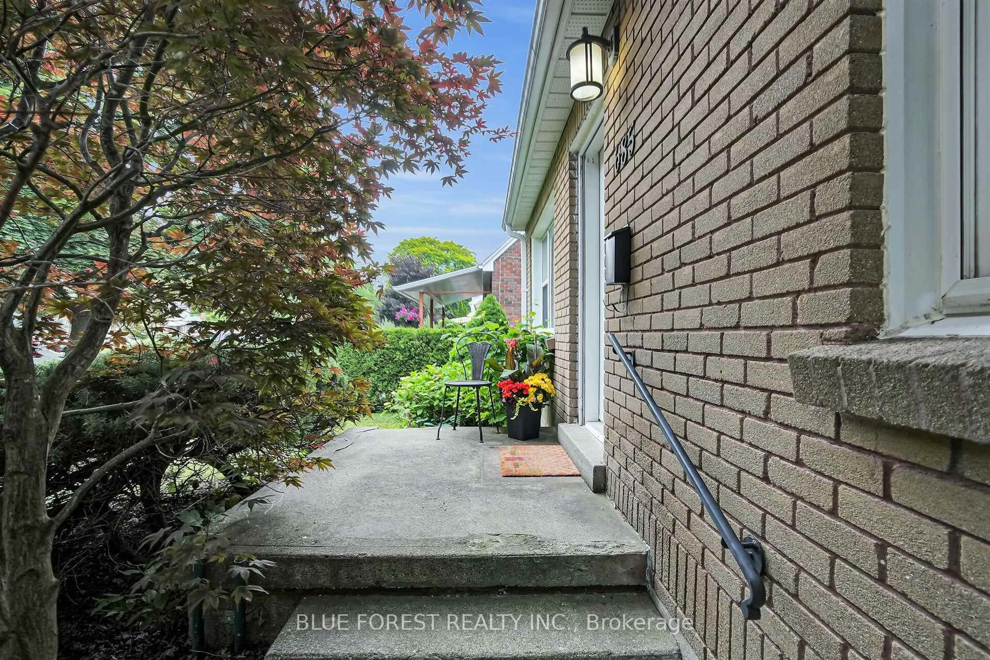 Unknown for 685 Strathmeyer St, London East Ontario N5Y 3Z3
