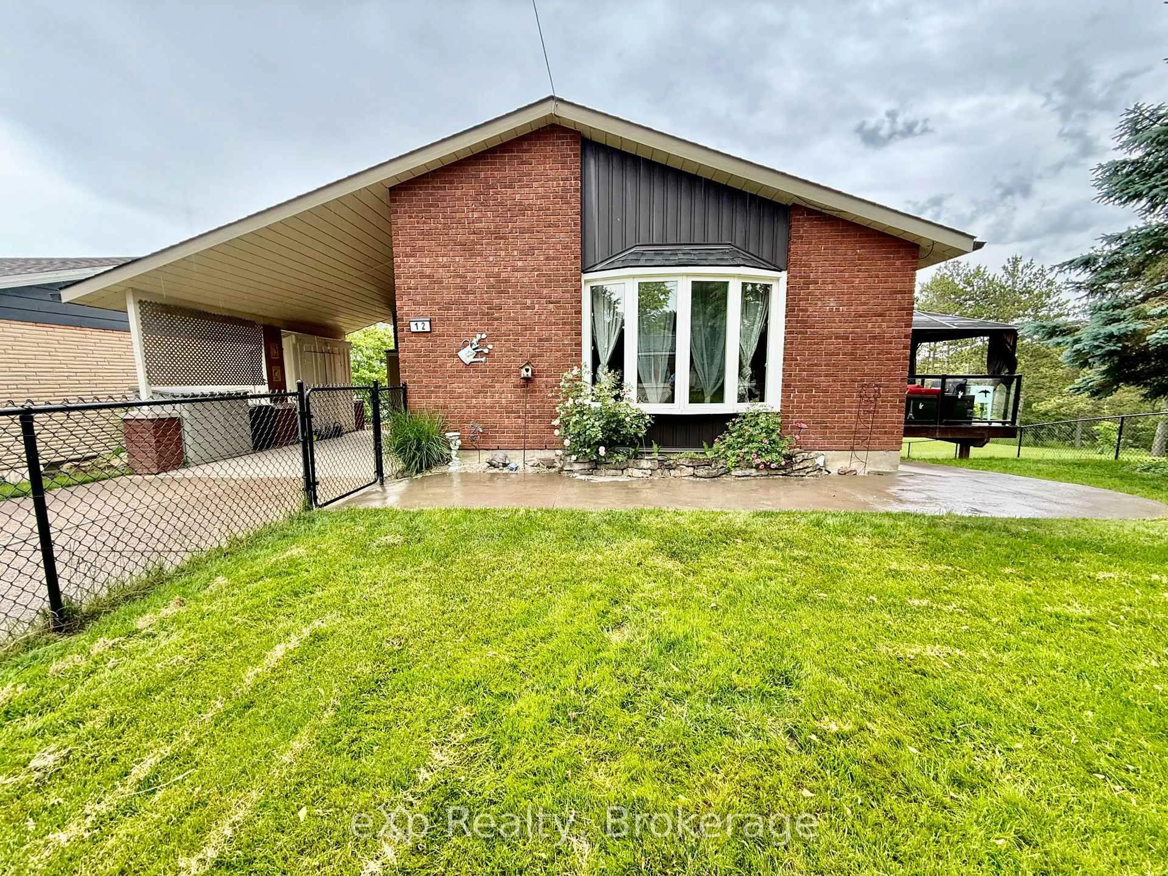 A pic from outside/outdoor area/front of a property/back of a property/a pic from drone, building for 12 WATT St, Brockton Ontario N0G 2V0