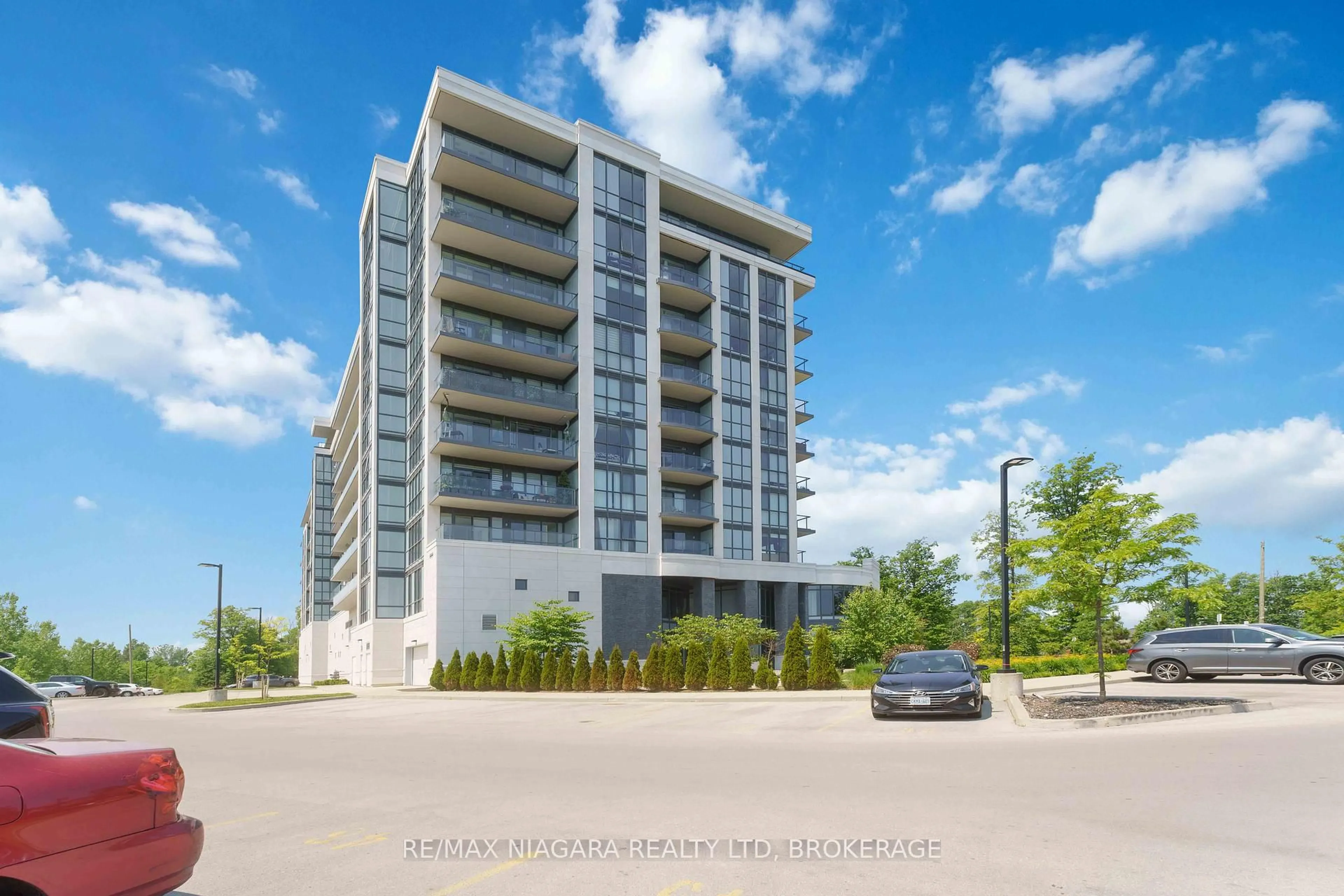 A pic from outside/outdoor area/front of a property/back of a property/a pic from drone, building for 7711 Green vista Gate #601, Niagara Falls Ontario L2H 1R1