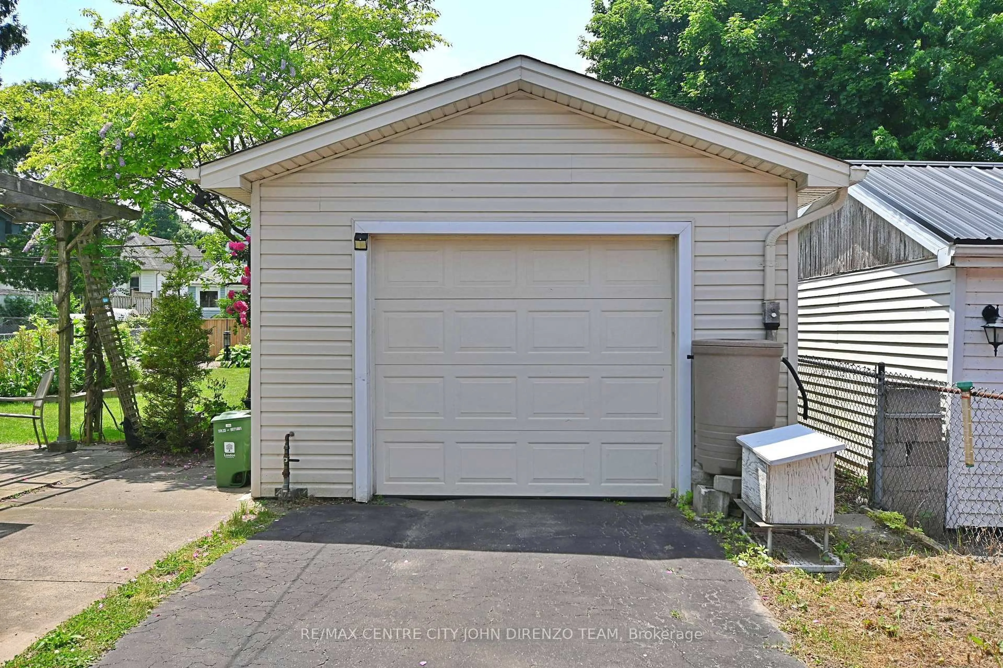 Indoor garage for 85 Boullee St, London East Ontario N5Y 1T5