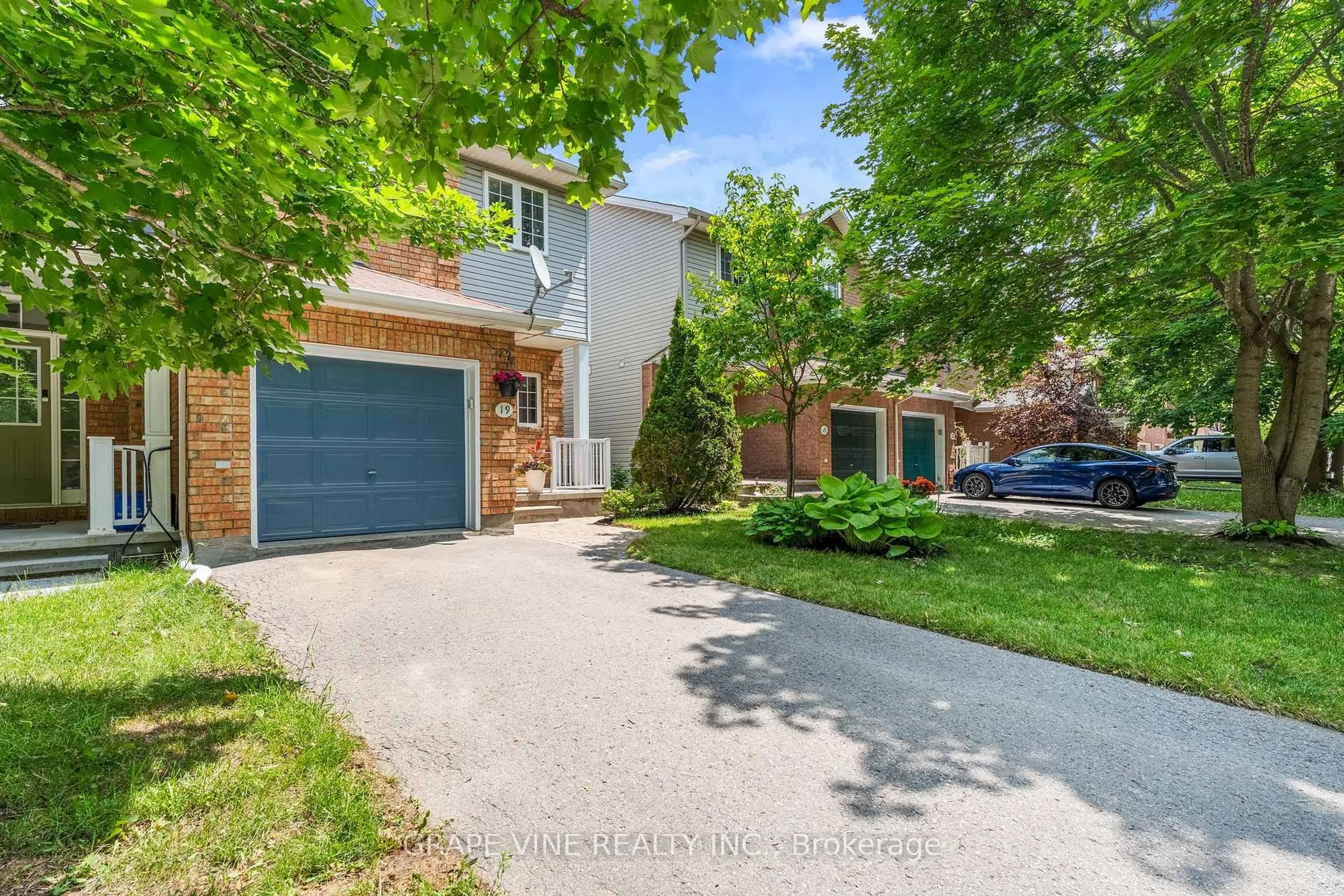 A pic from outside/outdoor area/front of a property/back of a property/a pic from drone, street for 19 Gray Cres, Ottawa Ontario K2K 3J5