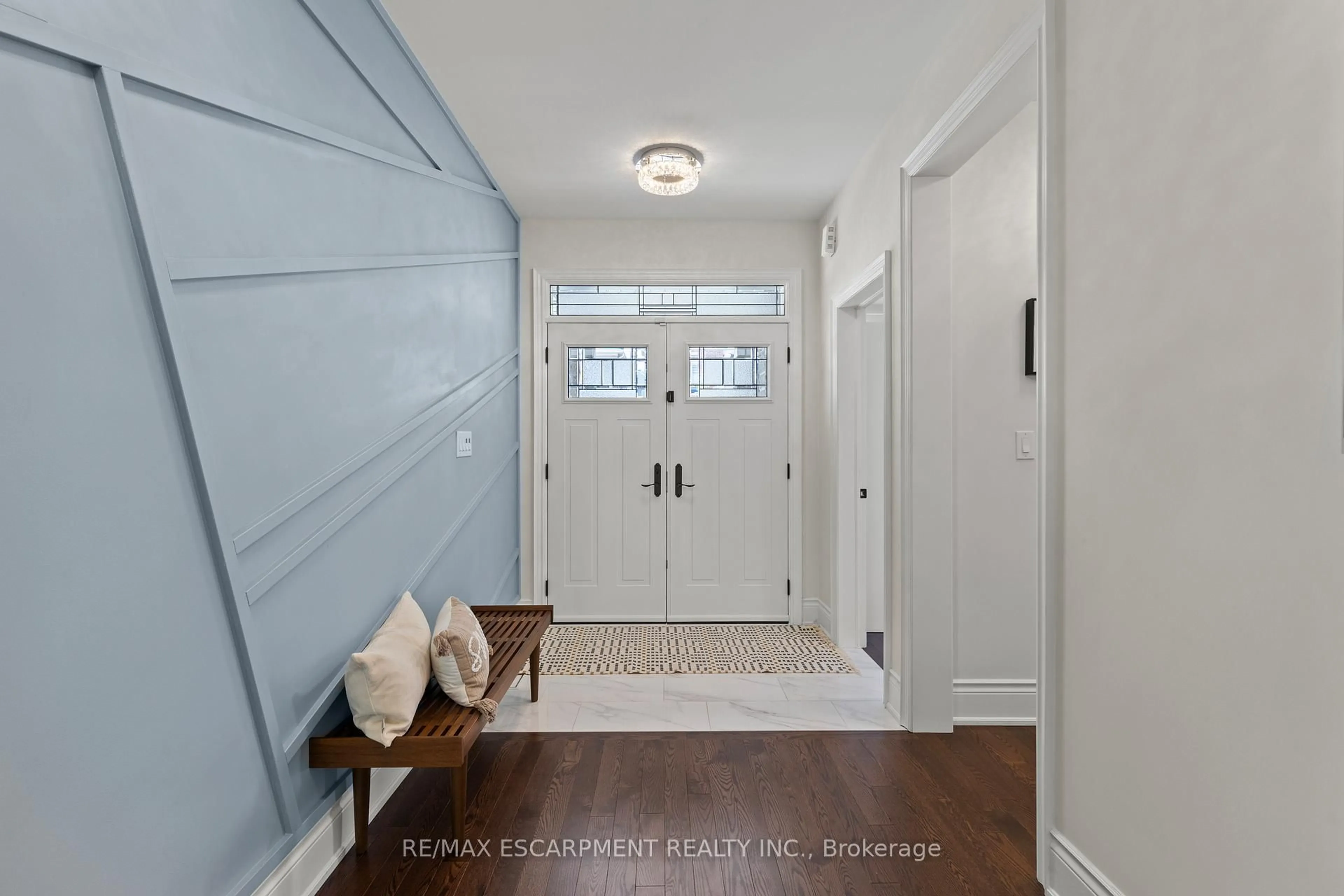 Indoor entryway for 263 Humphrey St, Hamilton Ontario L8B 1X4